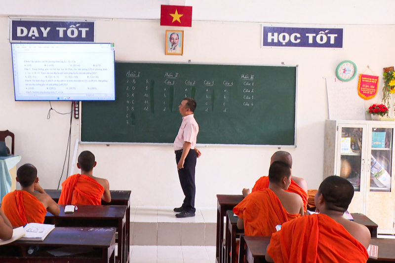 សាលាជនជាតិអន្តេវាសិកប្រមូលផ្តុំឱ្យពិធីប្រឡងបញ្ចប់ថ្នាក់វិទ្យាល័យជាតិ