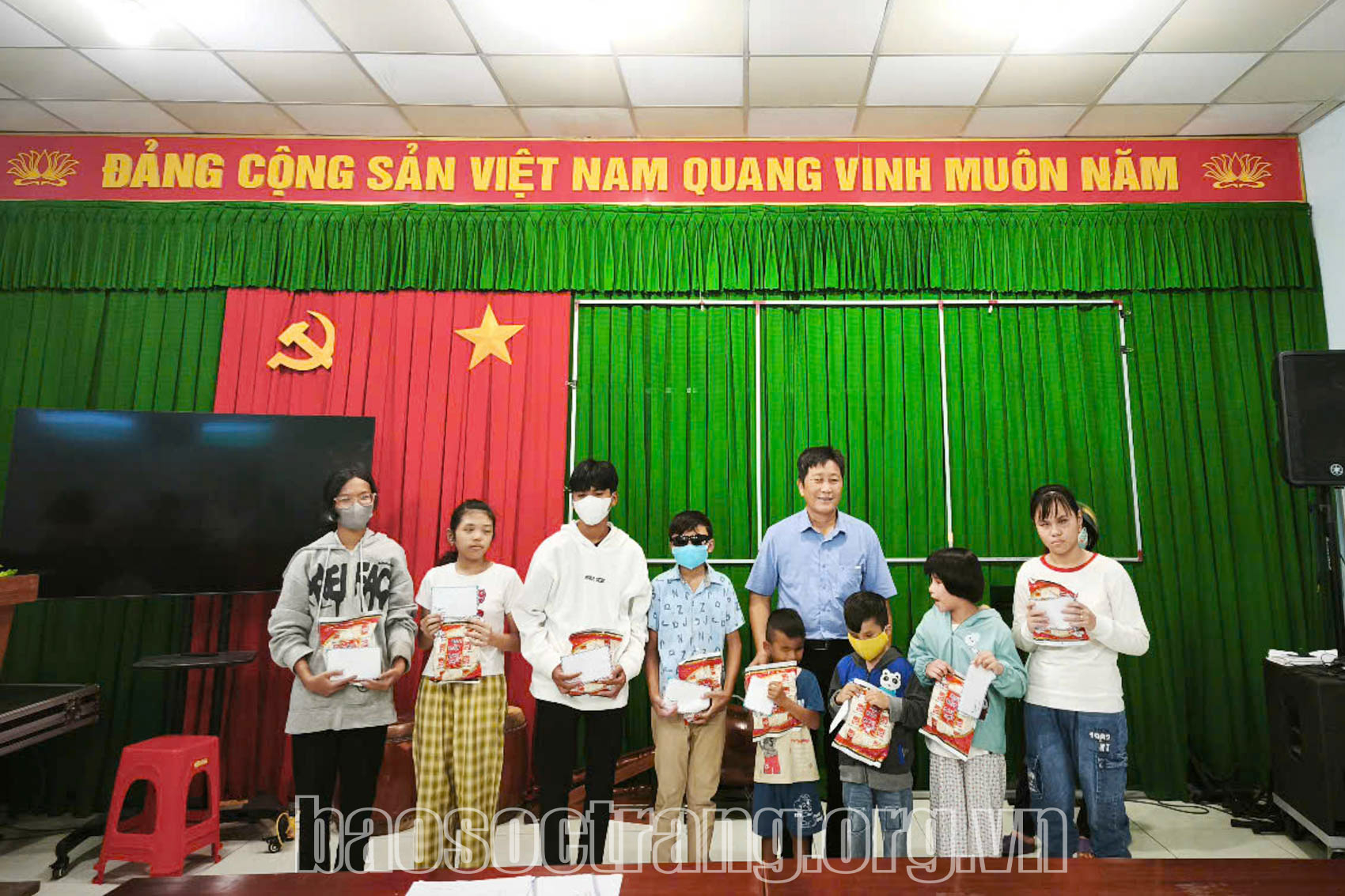 Hội Người mù tỉnh Sóc Trăng tặng quà cho thiếu nhi khiếm thị và người khuyết tật