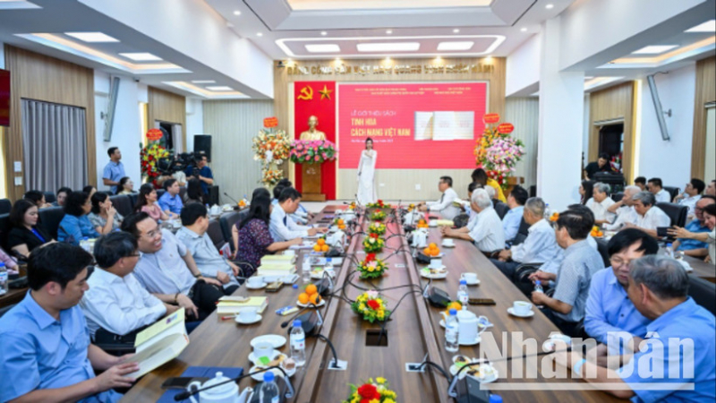 Ra mắt cuốn sách 