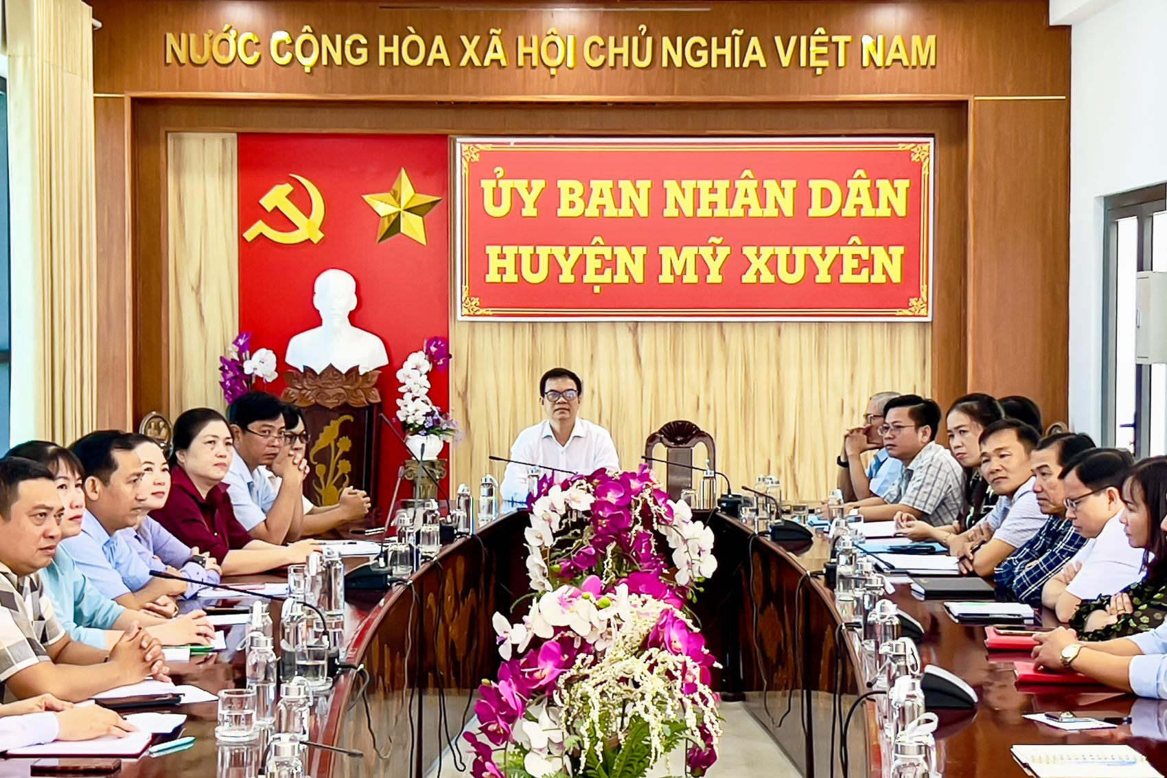 UBND huyện Mỹ Xuyên gặp mặt, làm việc với lãnh đạo các phòng, ban ngành khối chính quyền