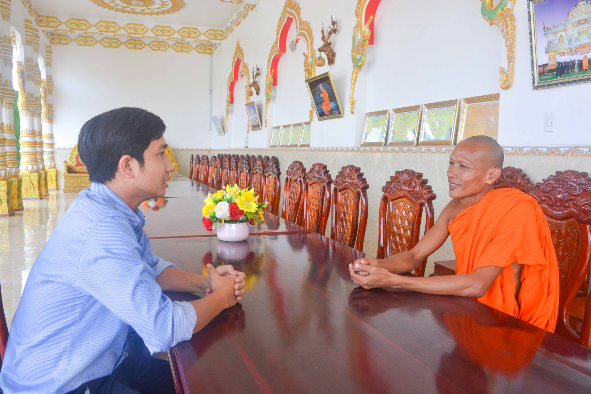 ព្រះតេជគុណឌិញហ្វាងស៊ឺ-ព្រះចៅអធិការវត្តសិរីប្រជុំវង្សពាមបួនថ្មី នៅសង្កាត់ទី៤ (ខាងស្តាំ) តែងចលនាសប្បុរសជន-ពុទ្ធបរិស័ទចូលរួមអនុវត្តបណ្តាសកម្មភាពសុខុមាលភាពសង្គម