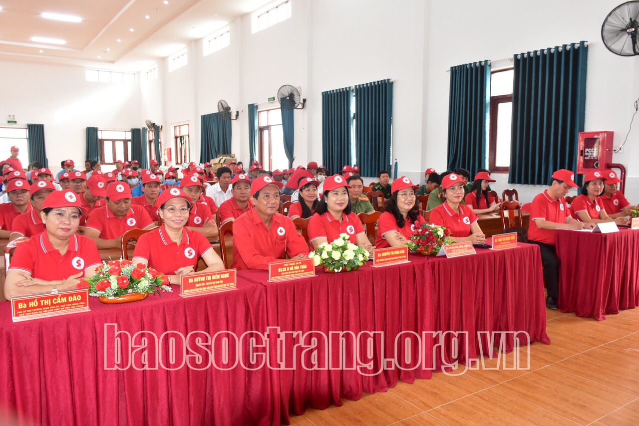 “Ngày hội hiến máu - Giọt hồng gắn kết yêu thương” và “tôn vinh người hiến máu tiêu biểu”