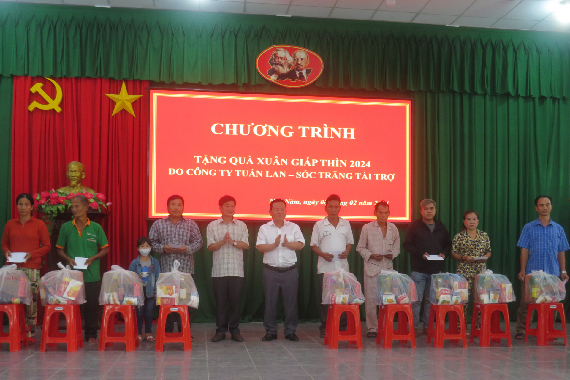 Bí thư Thị ủy Ngã Năm tặng quà Tết cho hộ nghèo Phường 1