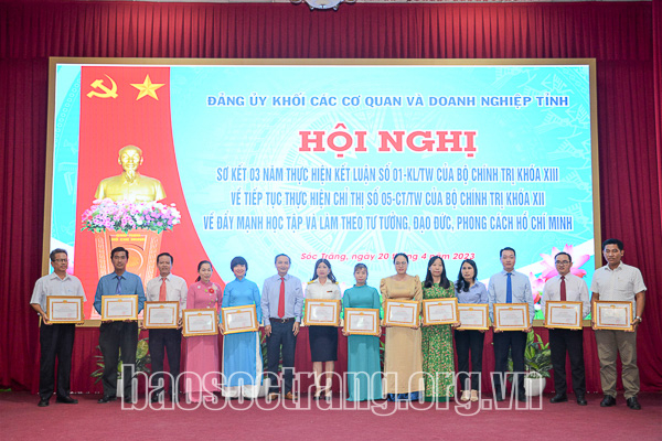 Phát huy vai trò, trách nhiệm nêu gương của cán bộ, đảng viên trong học tập và làm theo Bác