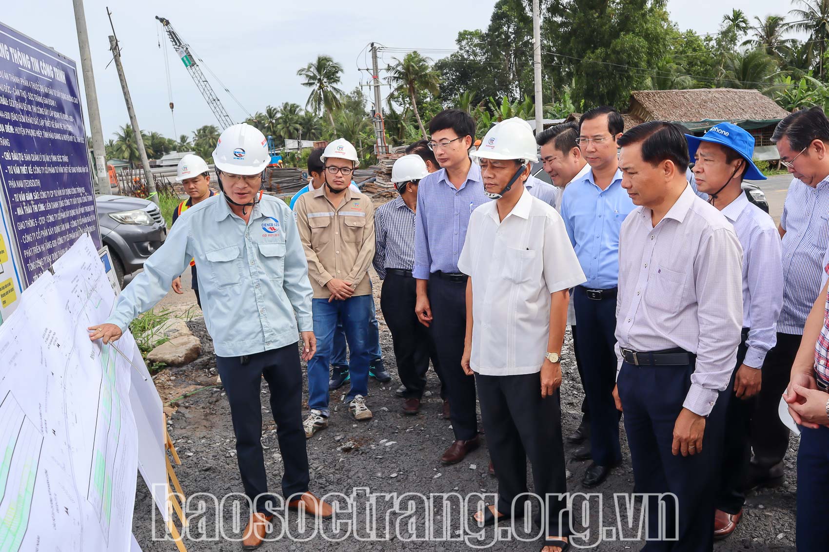 Lãnh đạo tỉnh khảo sát ngay tại công trình. Ảnh: QUANG BÌNH