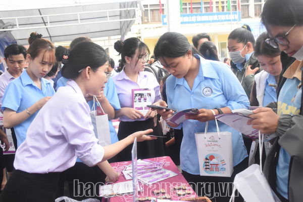 Tổ chức “Ngày hội tư vấn và giới thiệu việc làm” cho sinh viên tại Trường Cao đẳng Cộng đồng Sóc Trăng