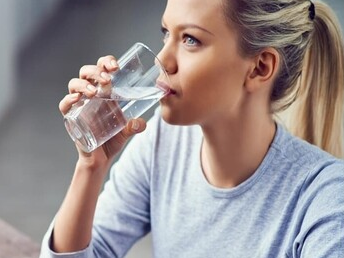 Vì sao không nên uống nước ngay sau khi ăn?