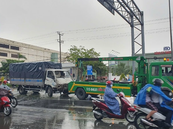 Cảnh sát nổ súng khống chế kẻ cướp ô-tô tải gây tai nạn liên hoàn tại Cần Thơ