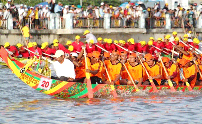 ​ ប្រ​ណាំង​ទូក-ង គឺ​សកម្ម​ភាព​លេច​ធ្លោ​ក្នុង​ពិធី​បុណ្យ​អក​អំ​បុក