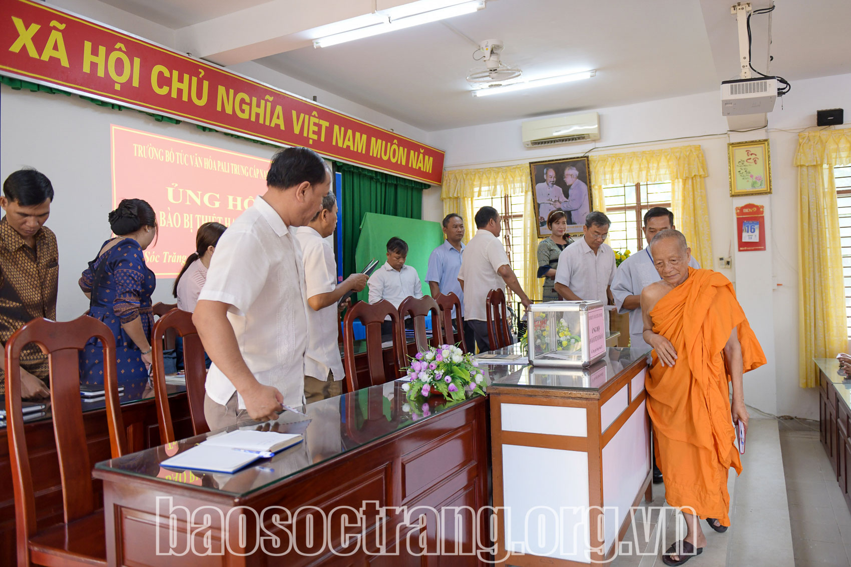 Hòa thượng Tăng Nô và Ban Giám hiệu, thầy cô giáo Trường Bổ túc Văn hóa Pali Trung cấp Nam Bộ quyên góp ủng hộ đồng bào miền Bắc bị thiệt hại do cơn bão số 3. Ảnh: CHÍ BẢO