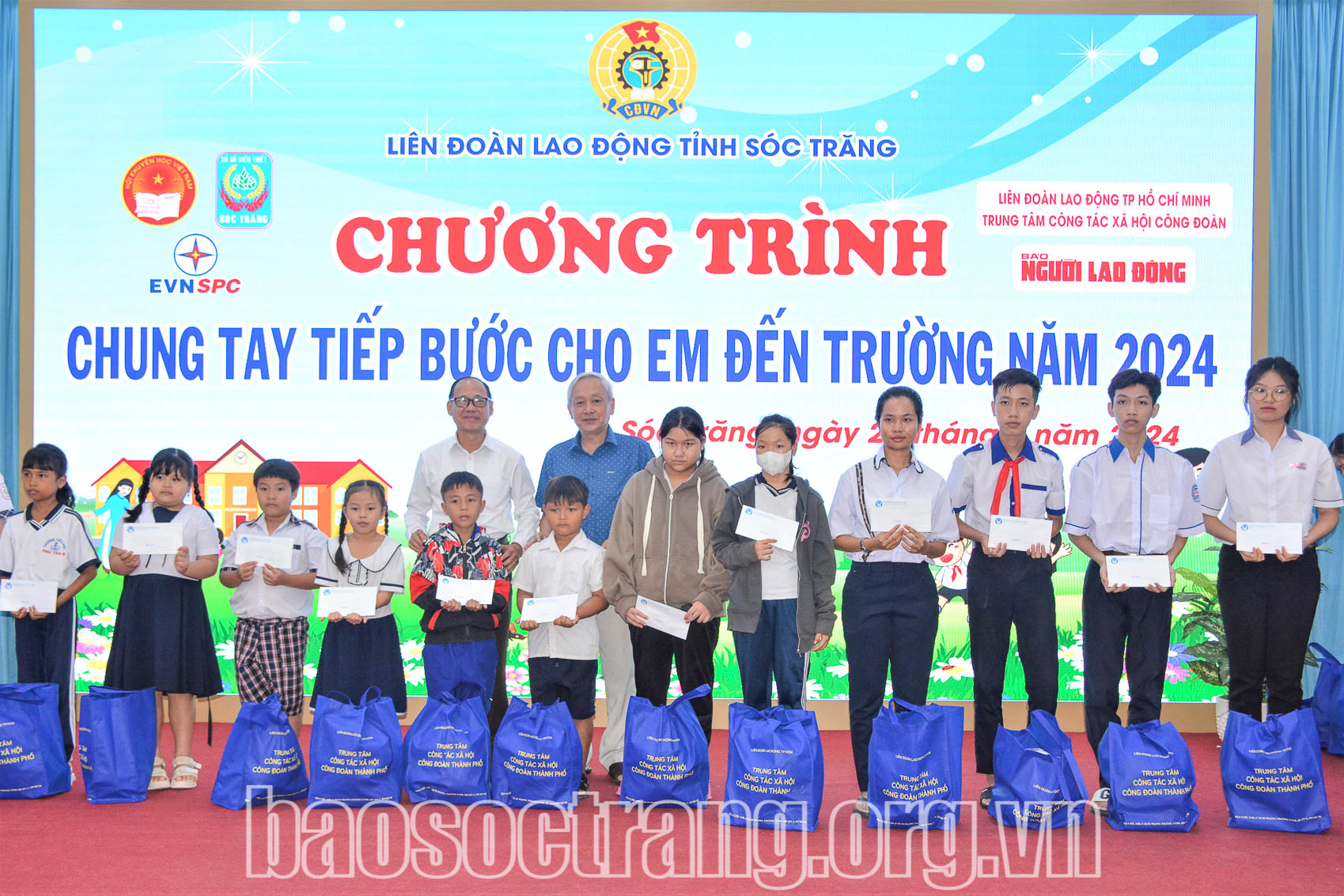 Các em học sinh có hoàn cảnh khó khăn được trao học bổng. Ảnh: HẢI HÀ