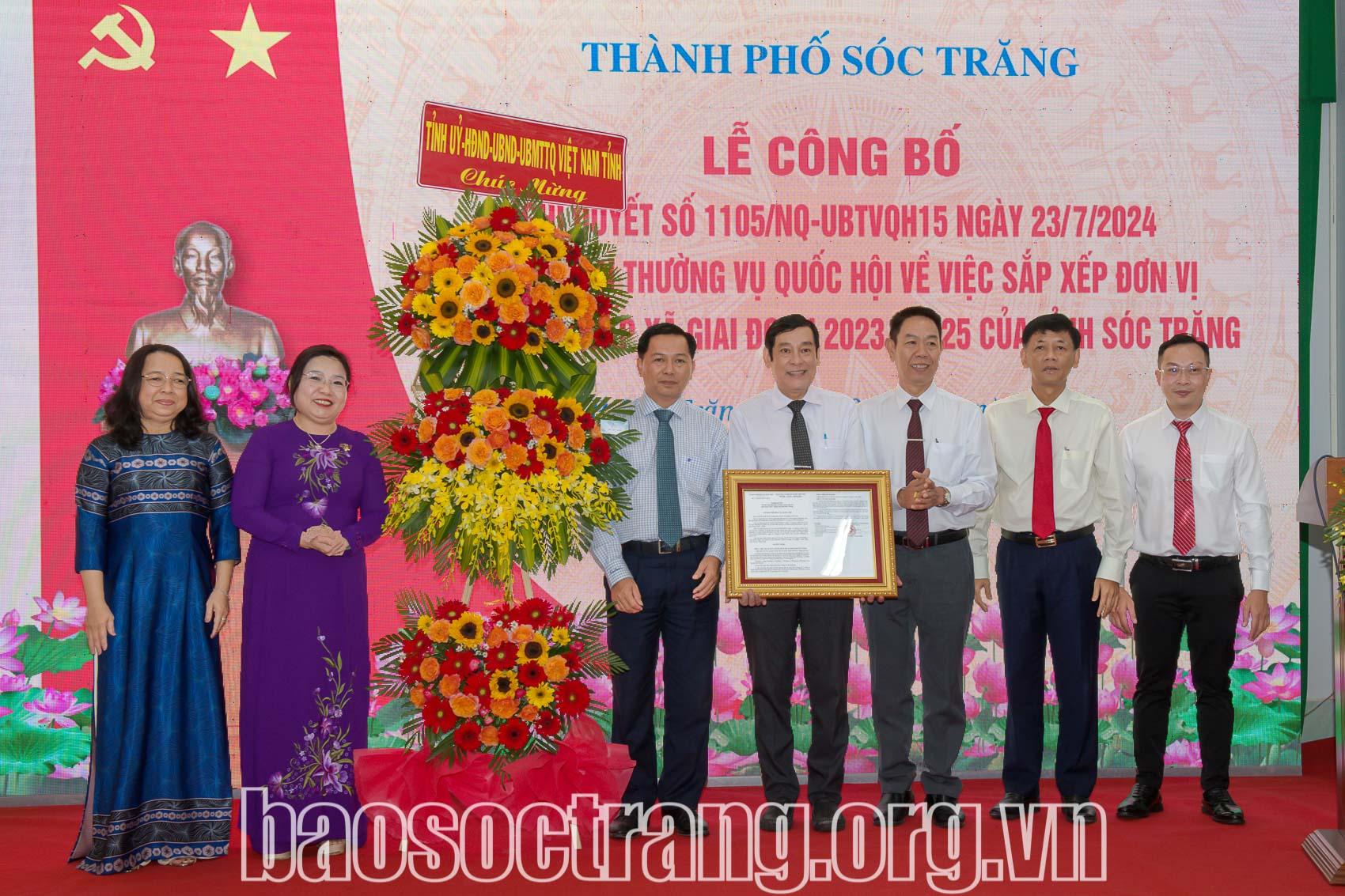 Lãnh đạo tỉnh trao Nghị quyết số 1105/NQ-UBTVQH15, ngày 23/7/2024 của Ủy ban Thường vụ Quốc hội về việc sắp xếp đơn vị hành chính cấp xã giai đoạn 2023 - 2025 của tỉnh Sóc Trăng cho lãnh đạo Phường 1. Ảnh: CHÍ BẢO