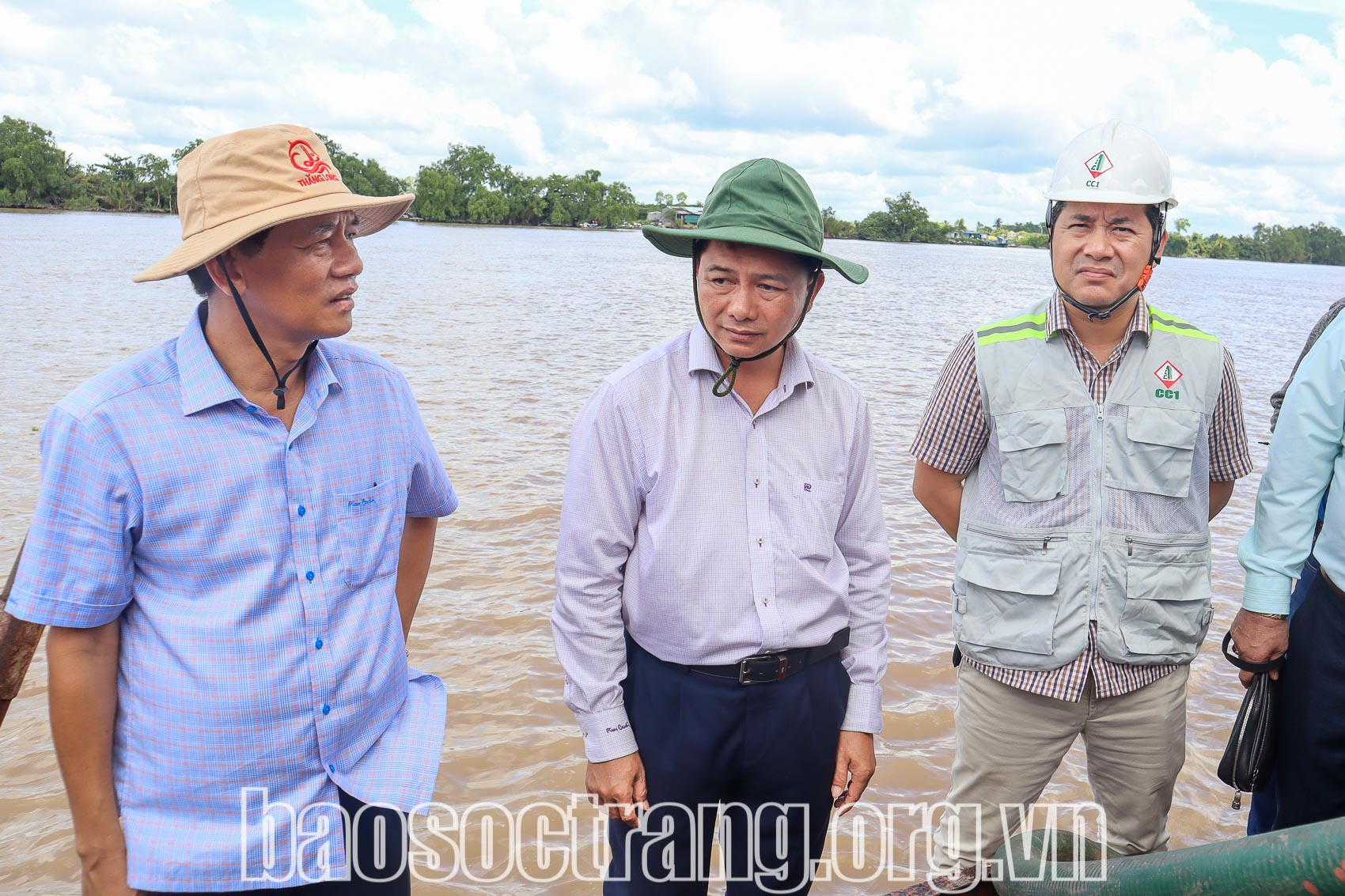 Lãnh đạo tỉnh Sóc Trăng kiểm tra việc khai thác cát phục vụ công trình Dự án thành phần 4. Ảnh: QUANG BÌNH