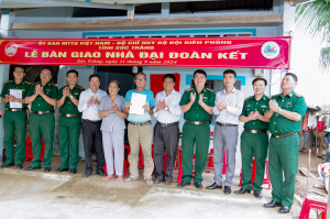 Bàn giao nhà đồng đội, nhà đại đoàn kết cho cán bộ biên phòng và nhân dân khu vực biên giới biển Sóc Trăng