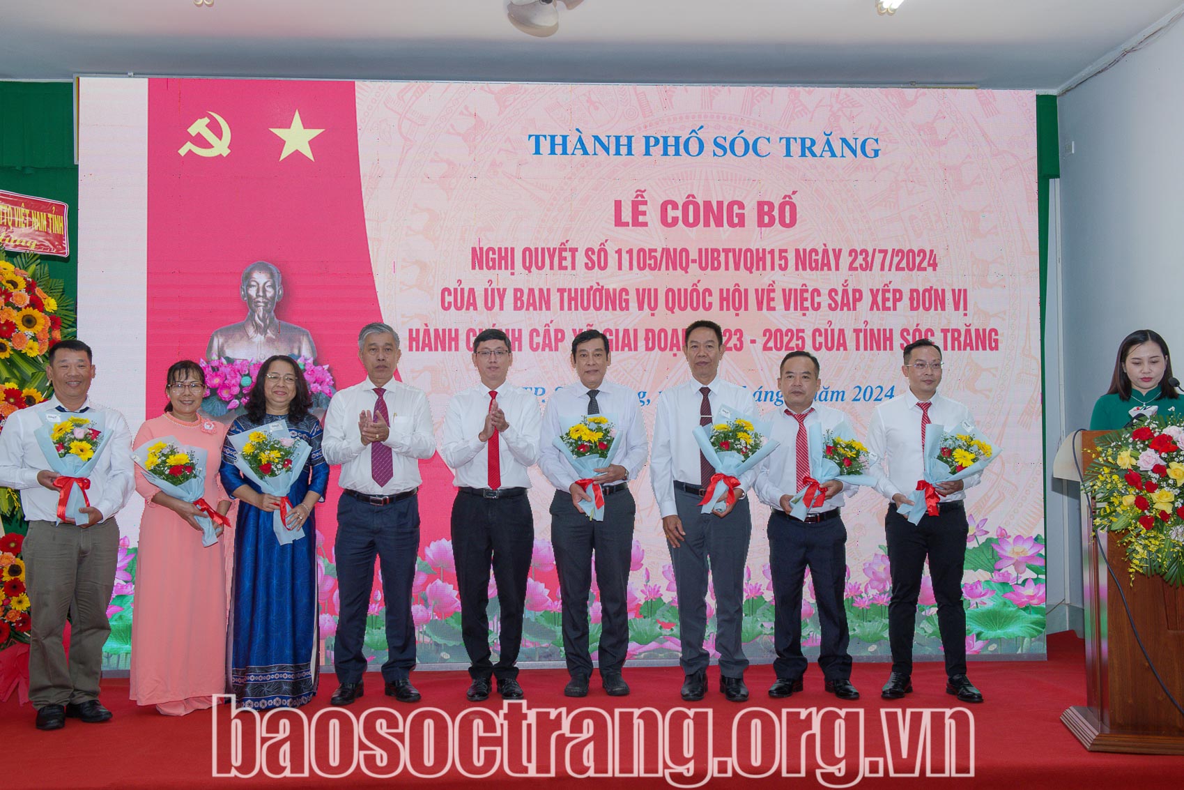 Lãnh đạo Thành ủy và UBND thành phố Sóc Trăng trao hoa chúc mừng Ban Thường vụ Đảng ủy Phường 1. Ảnh: CHÍ BẢO