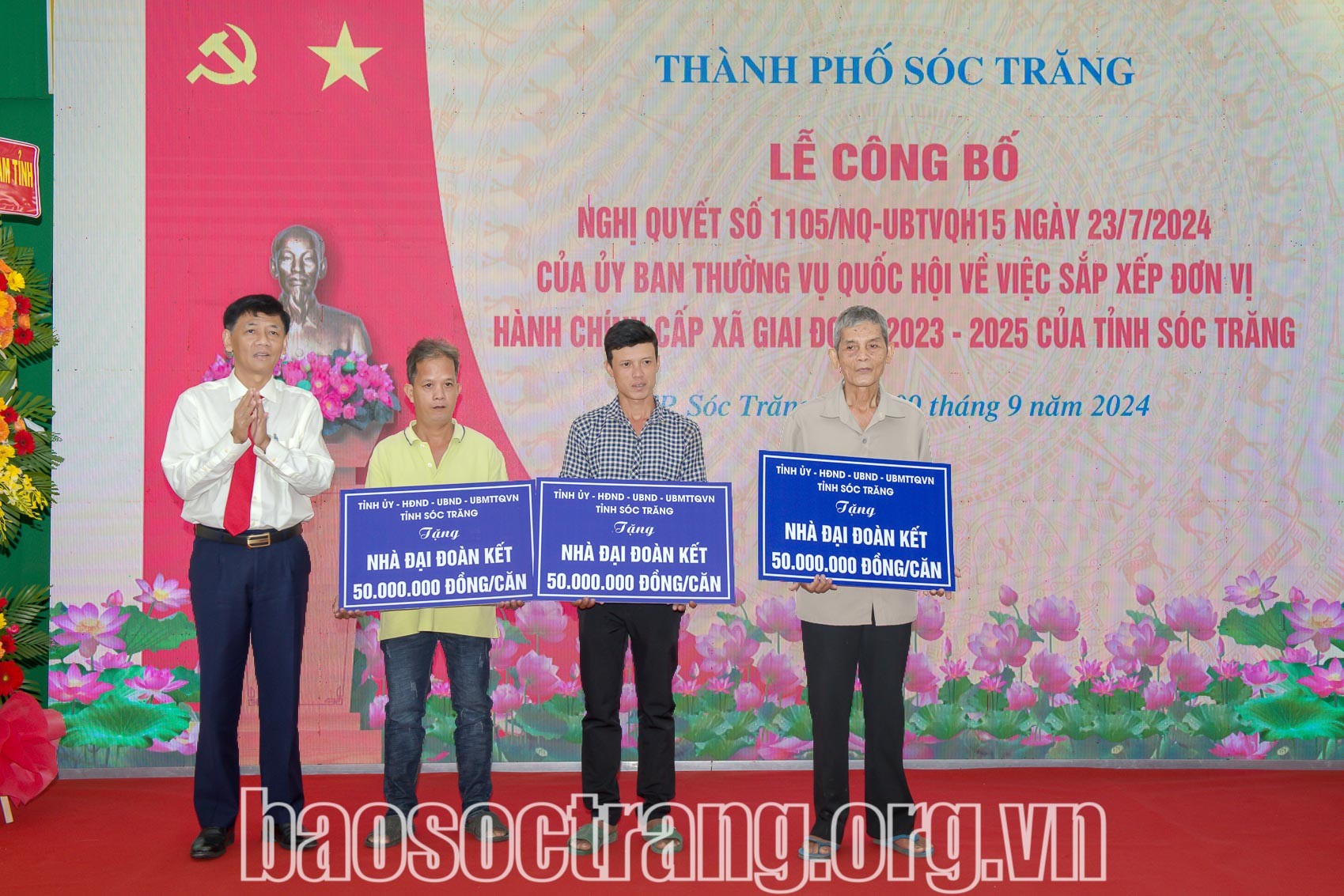 Bí thư Tỉnh ủy Lâm Văn Mẫn trao bảng tượng trưng tặng 3 căn nhà đại đoàn kết cho hộ khó khăn về nhà ở. Ảnh: CHÍ BẢO