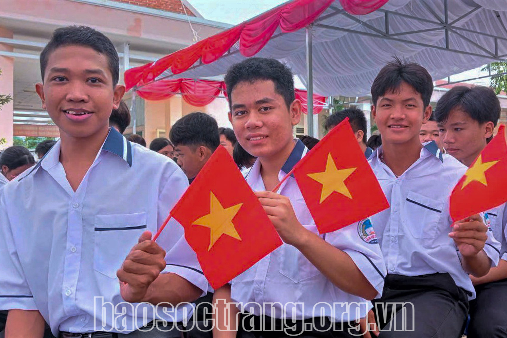 Các em học sinh là người dân tộc Khmer ở huyện Trần Đề (Sóc Trăng) trong ngày khai giảng năm học mới.