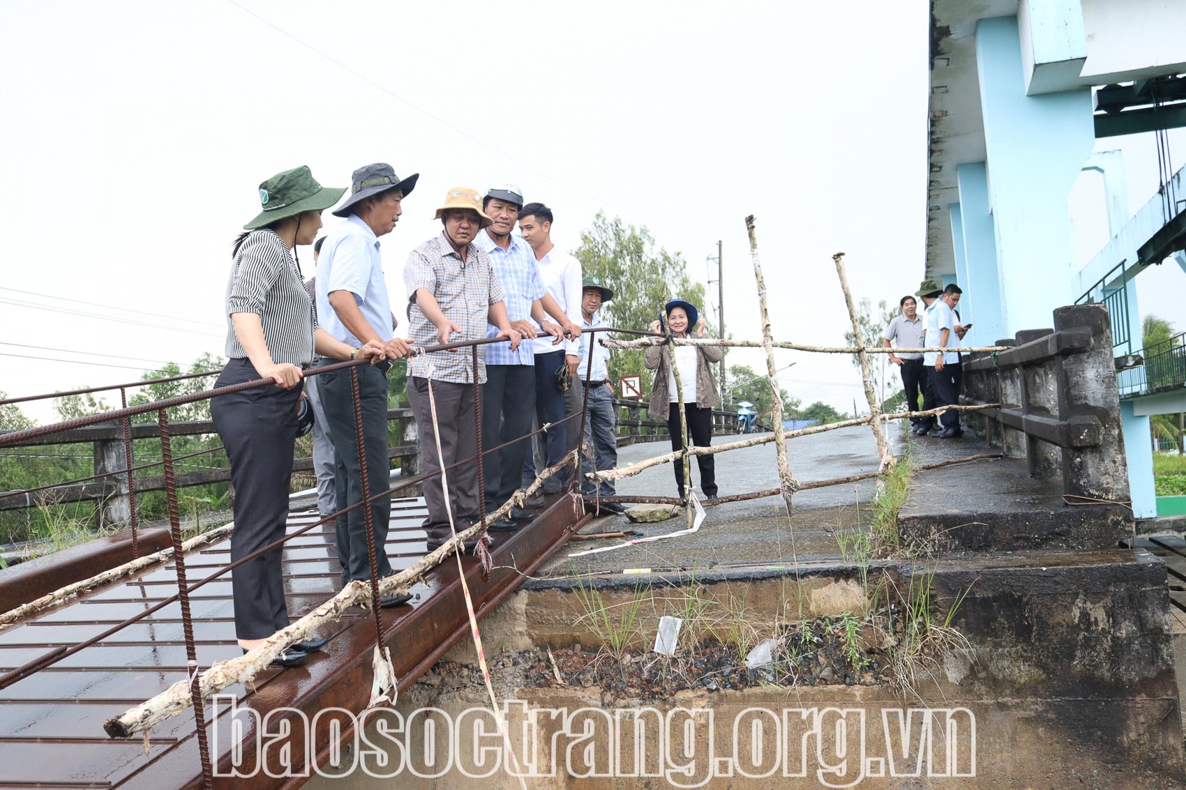 Đồng chí Huỳnh Ngọc Nhã - Tỉnh ủy viên, Giám đốc Sở Nông nghiệp và Phát triển nông thôn Sóc Trăng (thứ 3 từ trái sang) đến khảo sát công trình xử lý khẩn cấp sạt lở cống Tam Sóc, xã Mỹ Thuận, huyện Mỹ Tú (Sóc Trăng). Ảnh: THÚY LIỄU