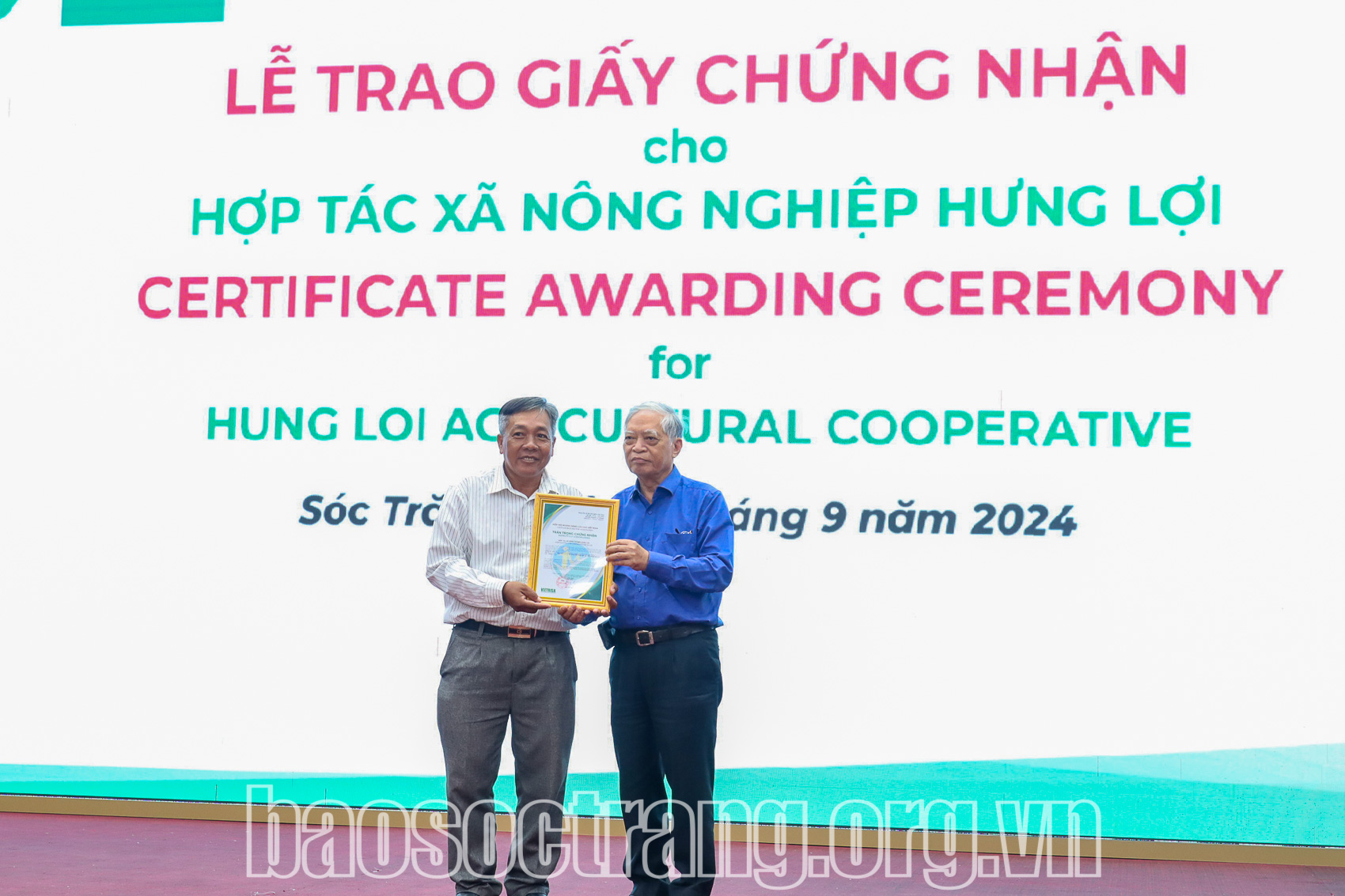 
Đại diện lãnh đạo Bộ Nông nghiệp và Phát triển nông thôn trao Giấy chứng nhận vùng sản xuất áp dụng quy trình kỹ thuật sản xuất lúa chất lượng cao và phát thải thấp các mô hình thí điểm cho Hợp tác xã Nông nghiệp Hưng Lợi, xã Long Đức, huyện Long Phú (Sóc Trăng). Ảnh; THÚY LIỄU