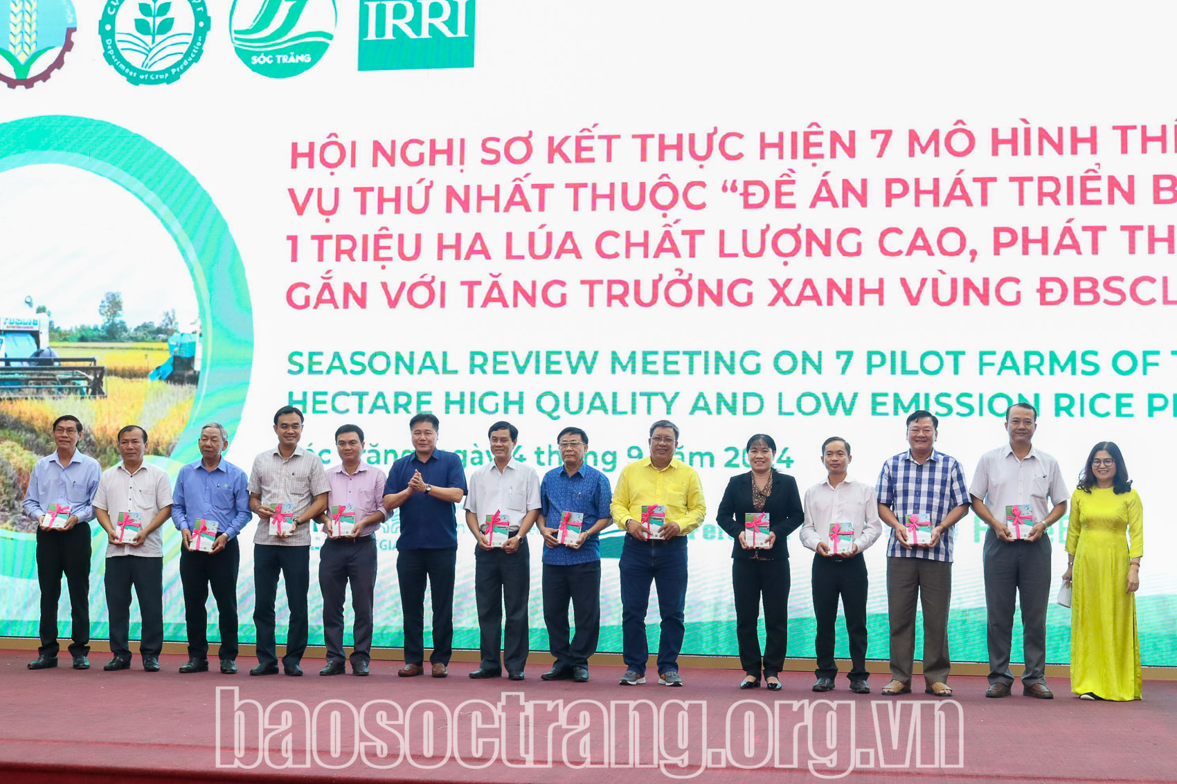 Đại diện lãnh đạo Bộ Nông nghiệp và Phát triển nông thôn trao tài liệu hướng dẫn quy trình sản xuất giảm phát thải đến lãnh đạo Sở Nông nghiệp và Phát triển nông thôn trao các tỉnh đồng bằng sông Cửu Long. Ảnh: THÚY LIỄU