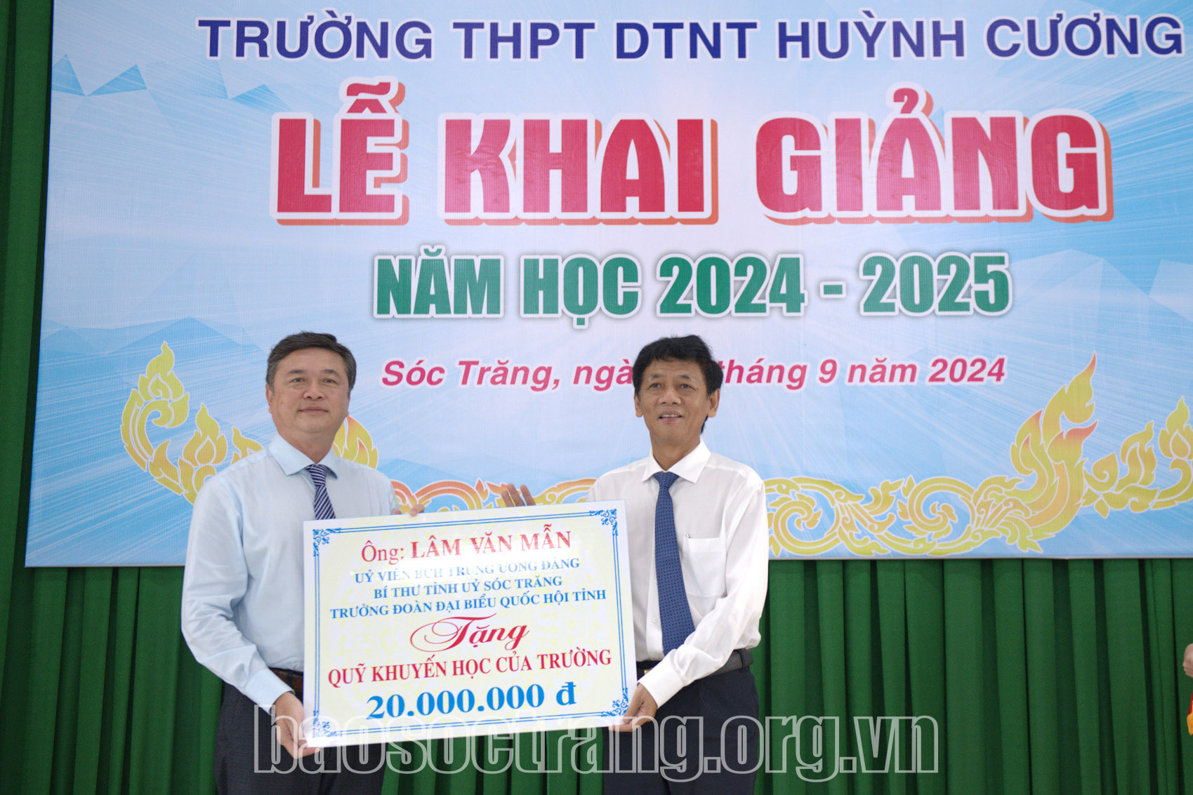 Bí thư Tỉnh ủy Lâm Văn Mẫn trao tặng cho quỹ khuyến học của trường. Ảnh: CHÍ BẢO