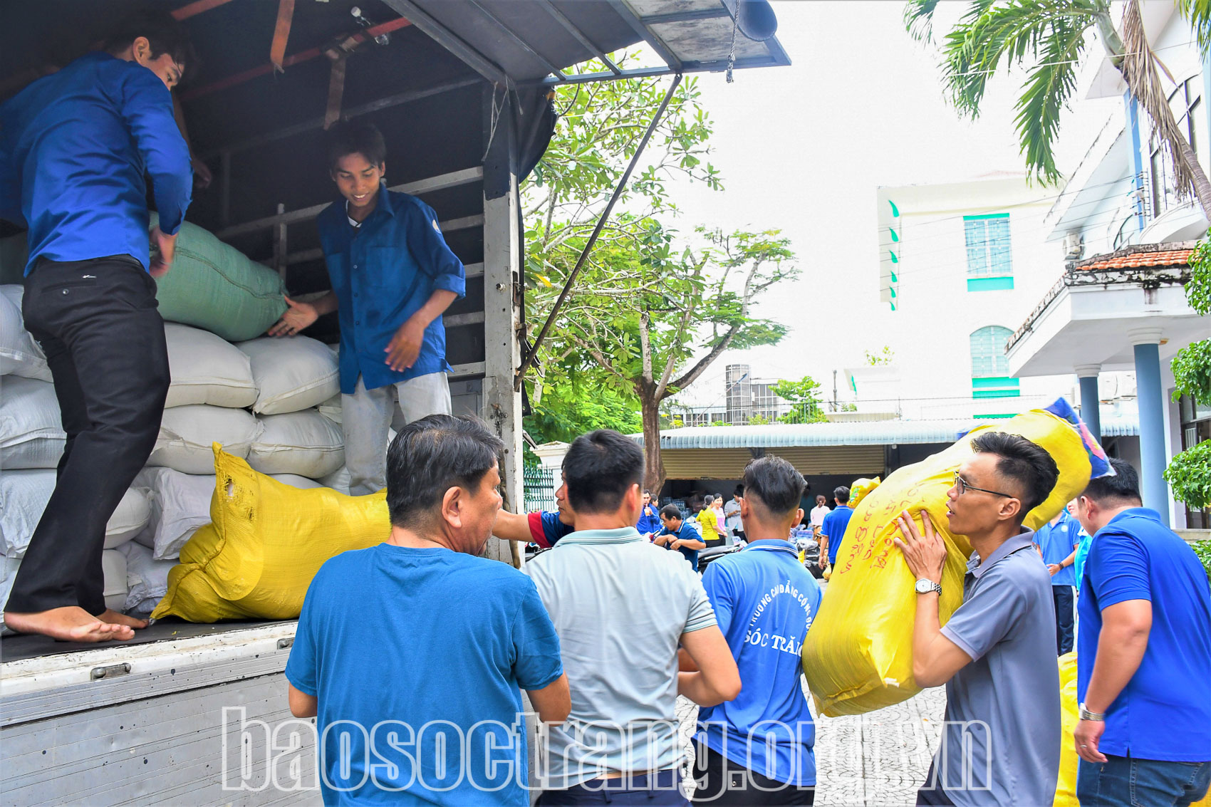 Các tình nguyện viên vận chuyển hàng hóa lên xe. Ảnh: HẢI HÀ