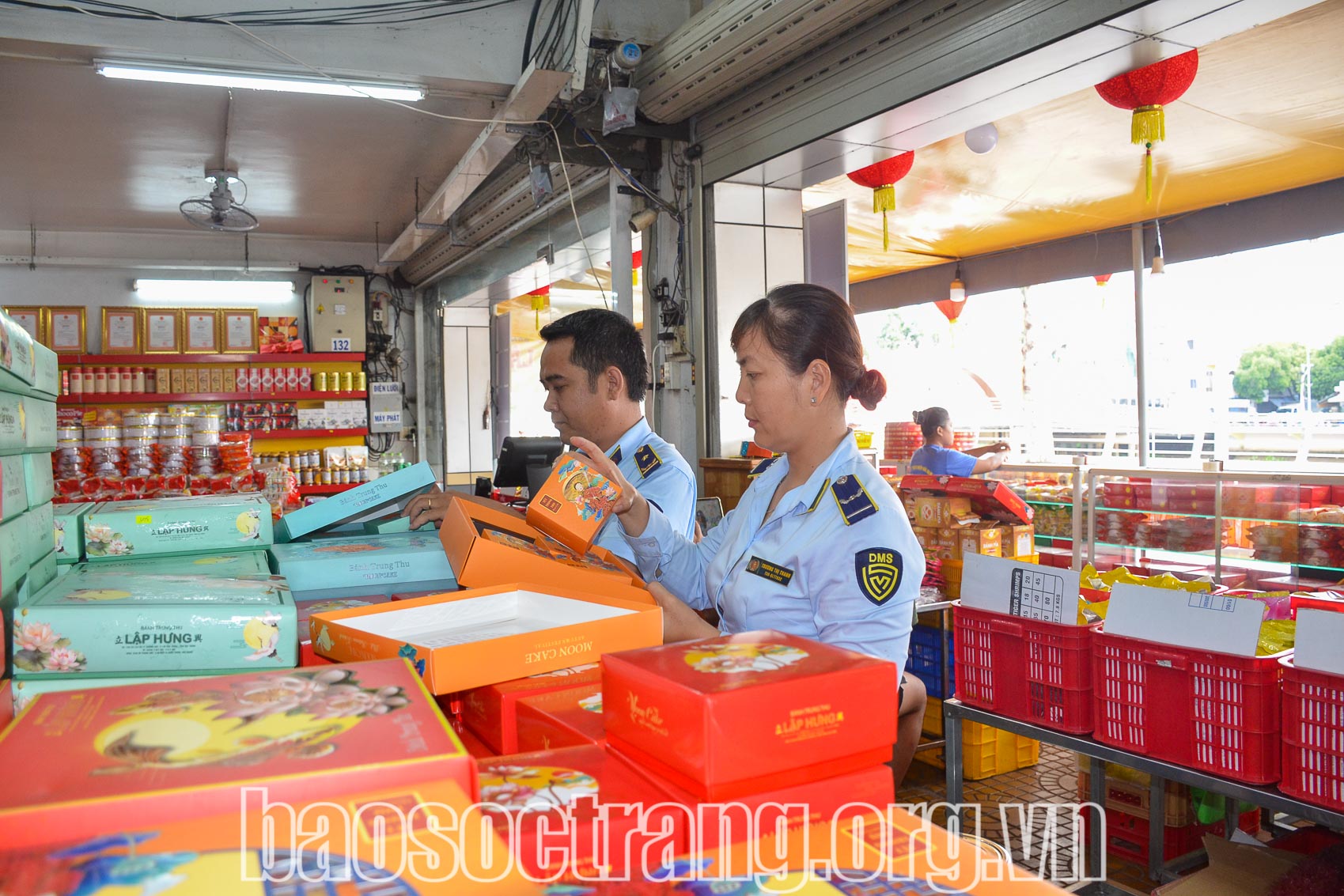 Lực lượng quản lý thị trường tỉnh Sóc Trăng kiểm tra các cơ sở kinh doanh bánh phục vụ thị trường tết Trung thu. Ảnh: MỸ LINH