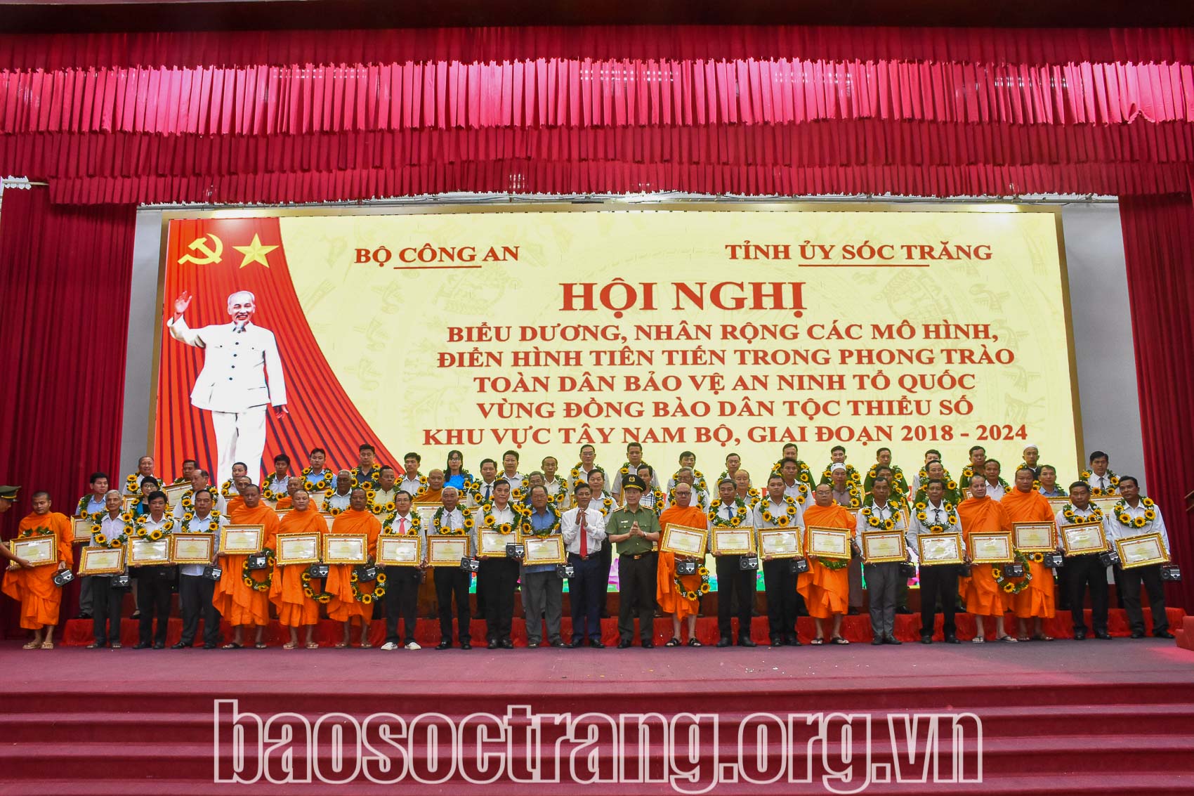 Biểu dương nhiều điển hình tiêu biểu trong thực hiện phong trào Toàn dân bảo vệ an ninh Tổ quốc. Ảnh: SONG LÊ