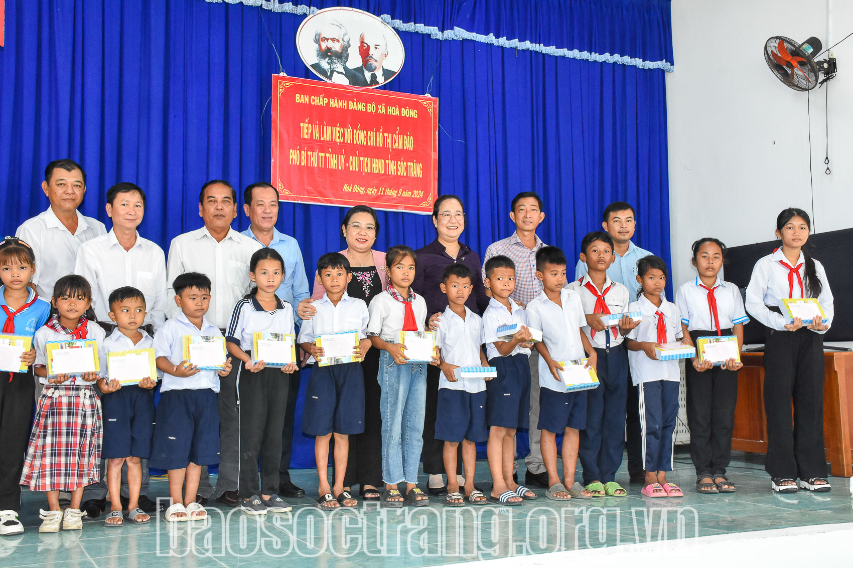 Đồng chí Hồ Thị Cẩm Đào - Phó Bí thư Thường trực Tỉnh ủy, Chủ tịch HĐND tỉnh Sóc Trăng và lãnh đạo thị xã Vĩnh Châu trao học bổng cho học sinh. Ảnh: SONG LÊ