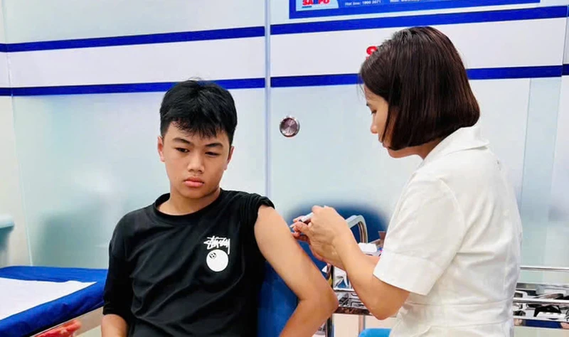 Tiêm vaccine uốn ván miễn phí cho bà con vùng lũ, lụt