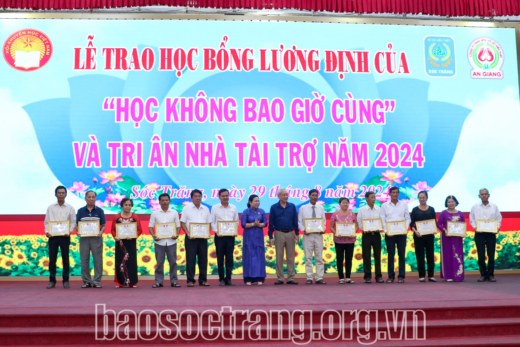 Lãnh đạo tỉnh Sóc Trăng trao học bổng “Học không bao giờ cùng” cho các anh chị, cô chú lớn tuổi. Ảnh: MAI KHÔI