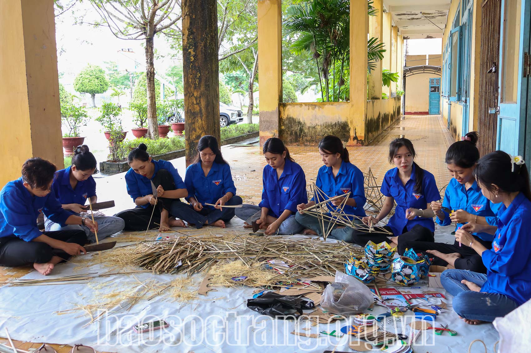 Những đôi tay quen cầm viết, nay thoăn thoắt làm lồng đèn ngôi sao. Ảnh: NGỌC HẢI