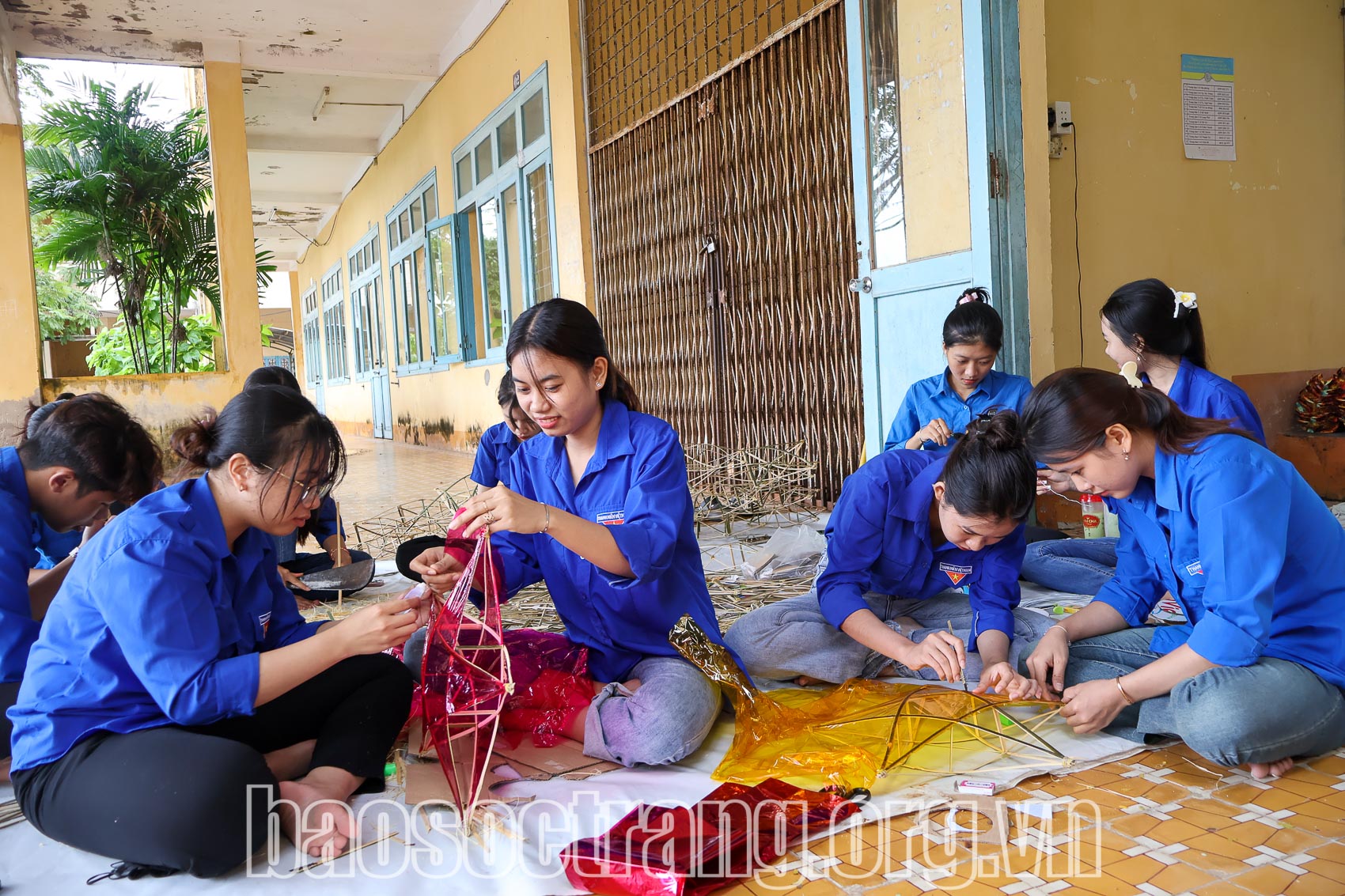 Công đoạn dán giấy cần sự khéo tay để có chiếc lồng đèn đẹp. Ảnh: NGỌC HẢI