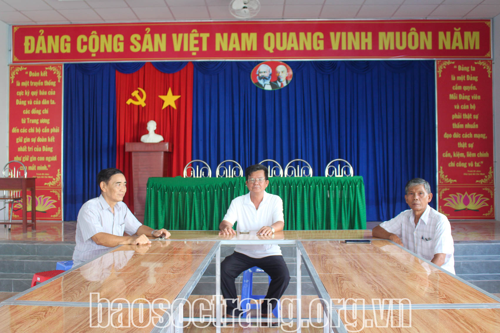 Ông Bùi Thanh Hiền - Bí thư Chi bộ, Tổ trưởng Tổ hòa giải ấp Ngãi Hội 1, thị trấn Đại Ngãi, huyện Long Phú (Sóc Trăng) (ngồi giữa) luôn tích cực trong công tác hòa giải ở cơ sở. Ảnh: KIM NGỌC
