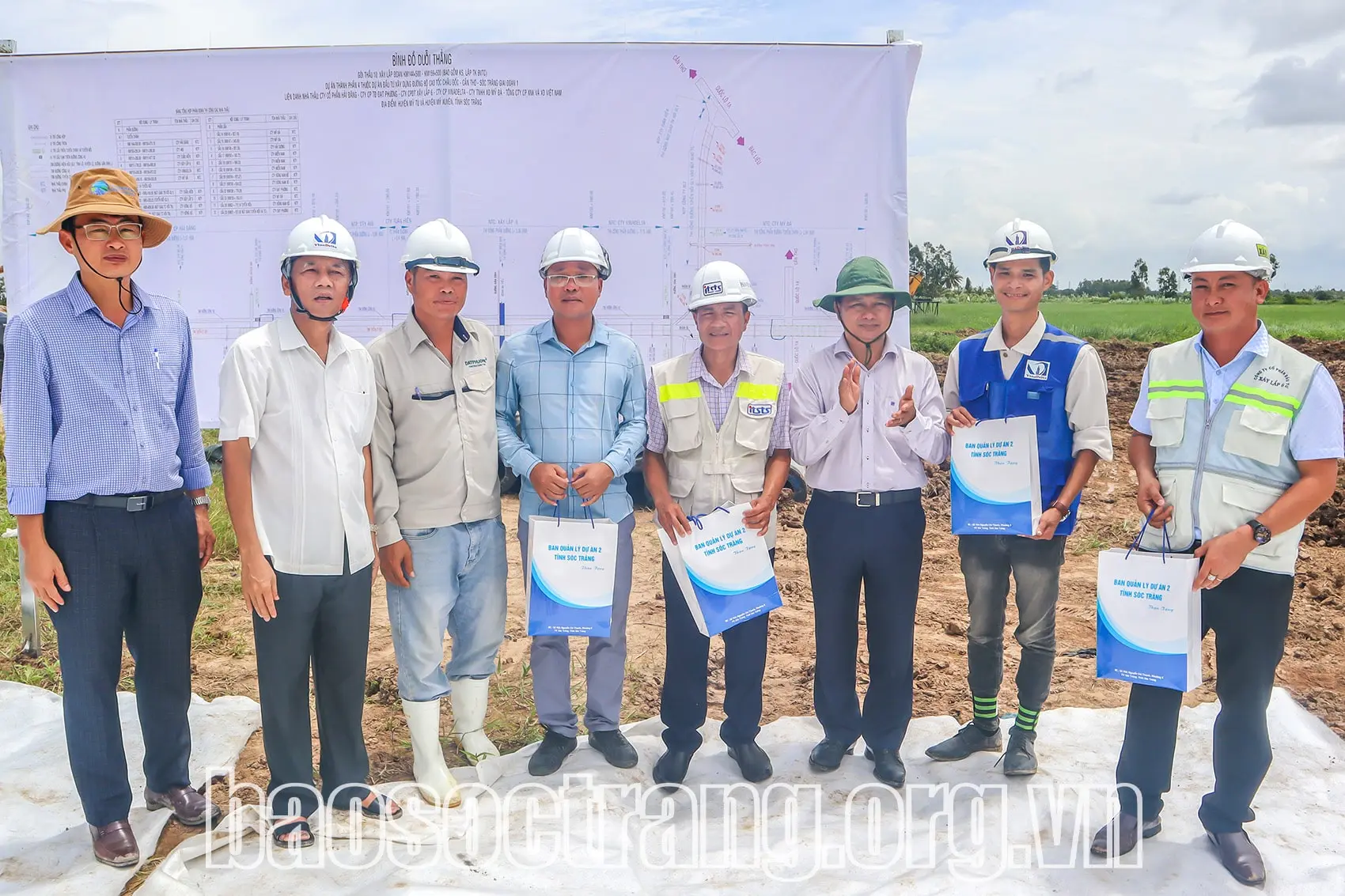 Lãnh đạo tỉnh tặng quà cho các đơn vị thi công. Ảnh: QUANG BÌNH