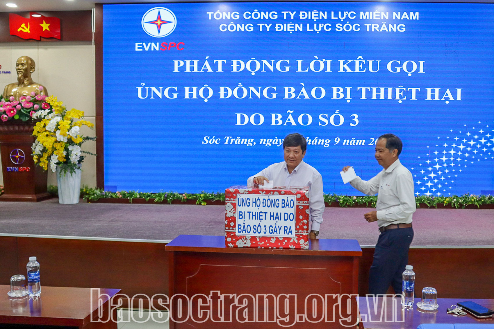 Lãnh đạo Công ty Điện lực Sóc Trăng tham gia ủng hộ đồng bào các địa phương bị thiệt hại do bão số 3. Ảnh: QUANG BÌNH