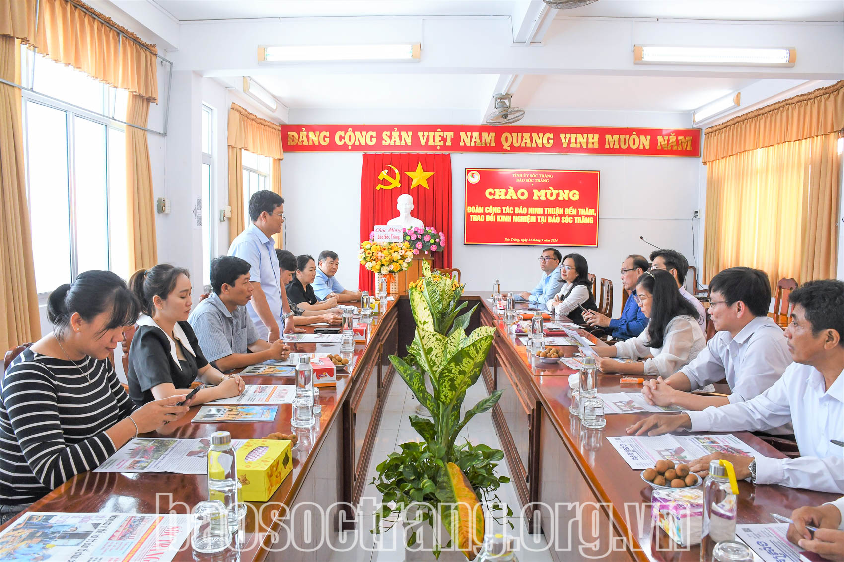 Đoàn công tác Báo Ninh Thuận đến trao đổi kinh nghiệm tại Báo Sóc Trăng. Ảnh: HẢI HÀ