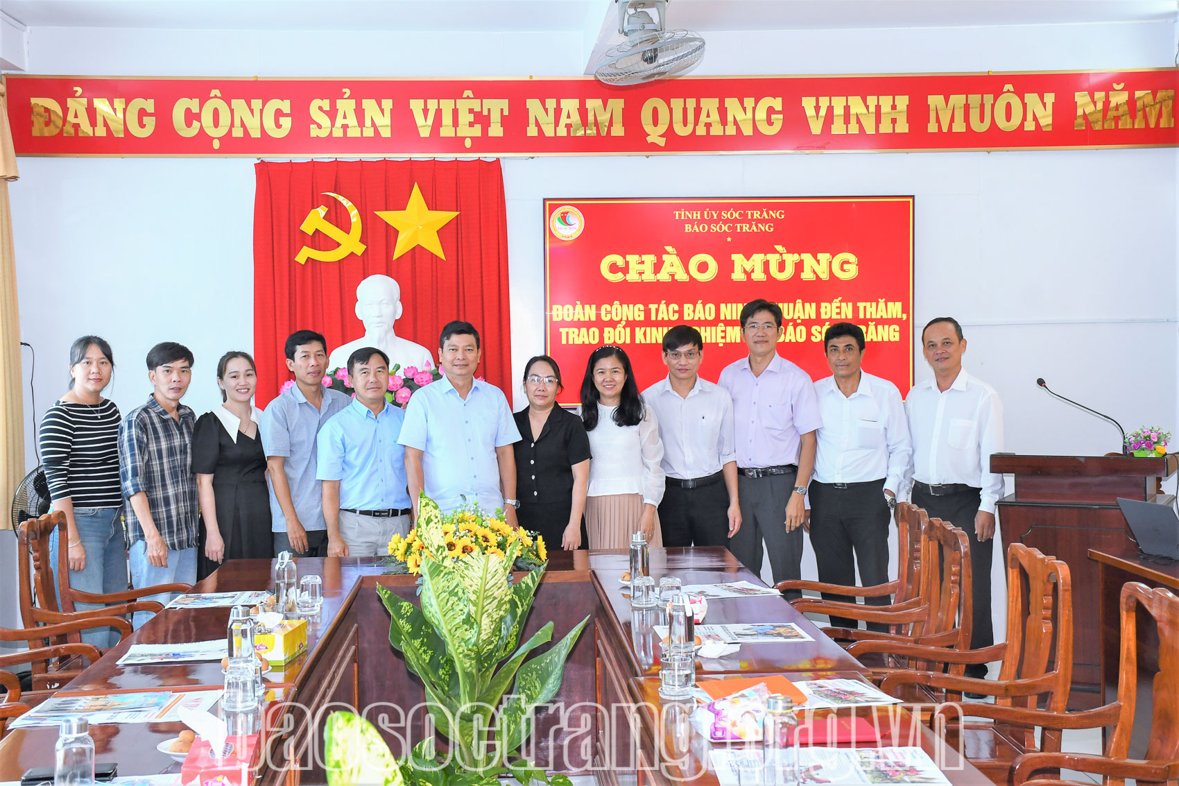 Đoàn công tác Báo Ninh Thuận và lãnh đạo, cán bộ, phóng viên Báo Sóc Trăng chụp ảnh lưu niệm. Ảnh: HẢI HÀ