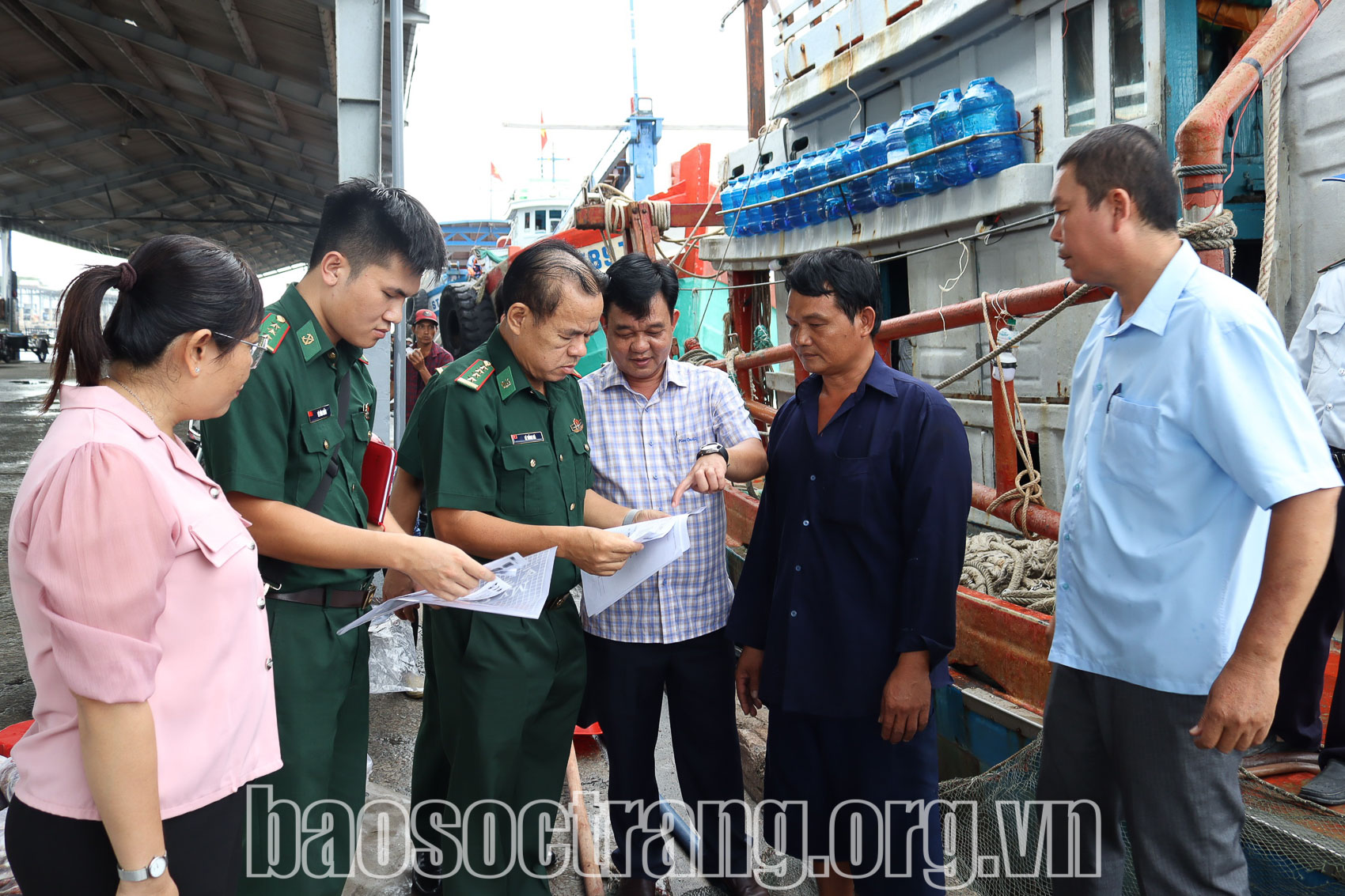 Lãnh đạo Sở Nông nghiệp và Phát triển nông thôn kiêm Phó Ban Chỉ đạo chống khai thác hải sản bất hợp pháp phối hợp các đơn vị liên quan thường xuyên đến kiểm tra hồ sơ, thủ tục của các chủ tàu cá trước khi rời cảng. Ảnh: THÚY LIỄU
