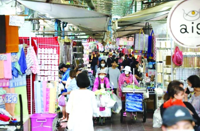 Người dân mua sắm ở chợ Sampheng, Bangkok. Ảnh: Bangkok Post