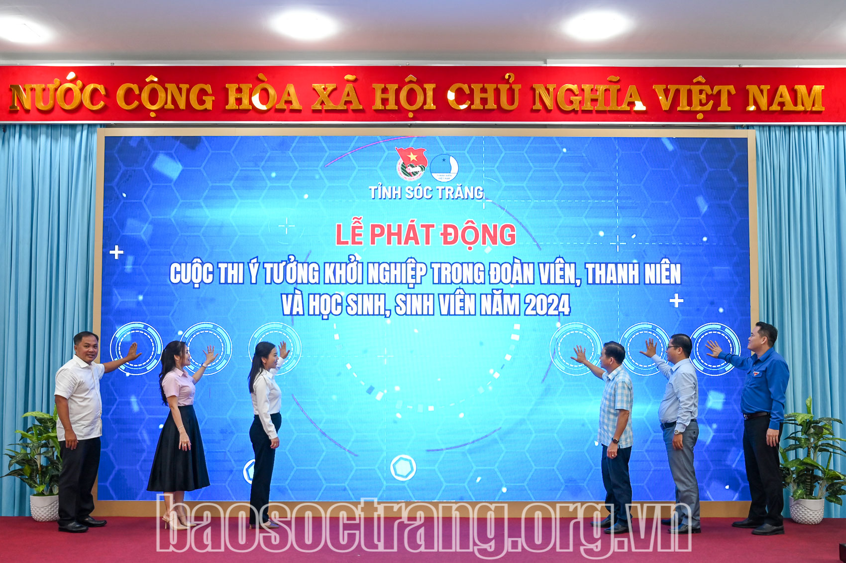 Các đại biểu thực hiện nghi thức phát động cuộc thi. Ảnh: TẤN PHÁT