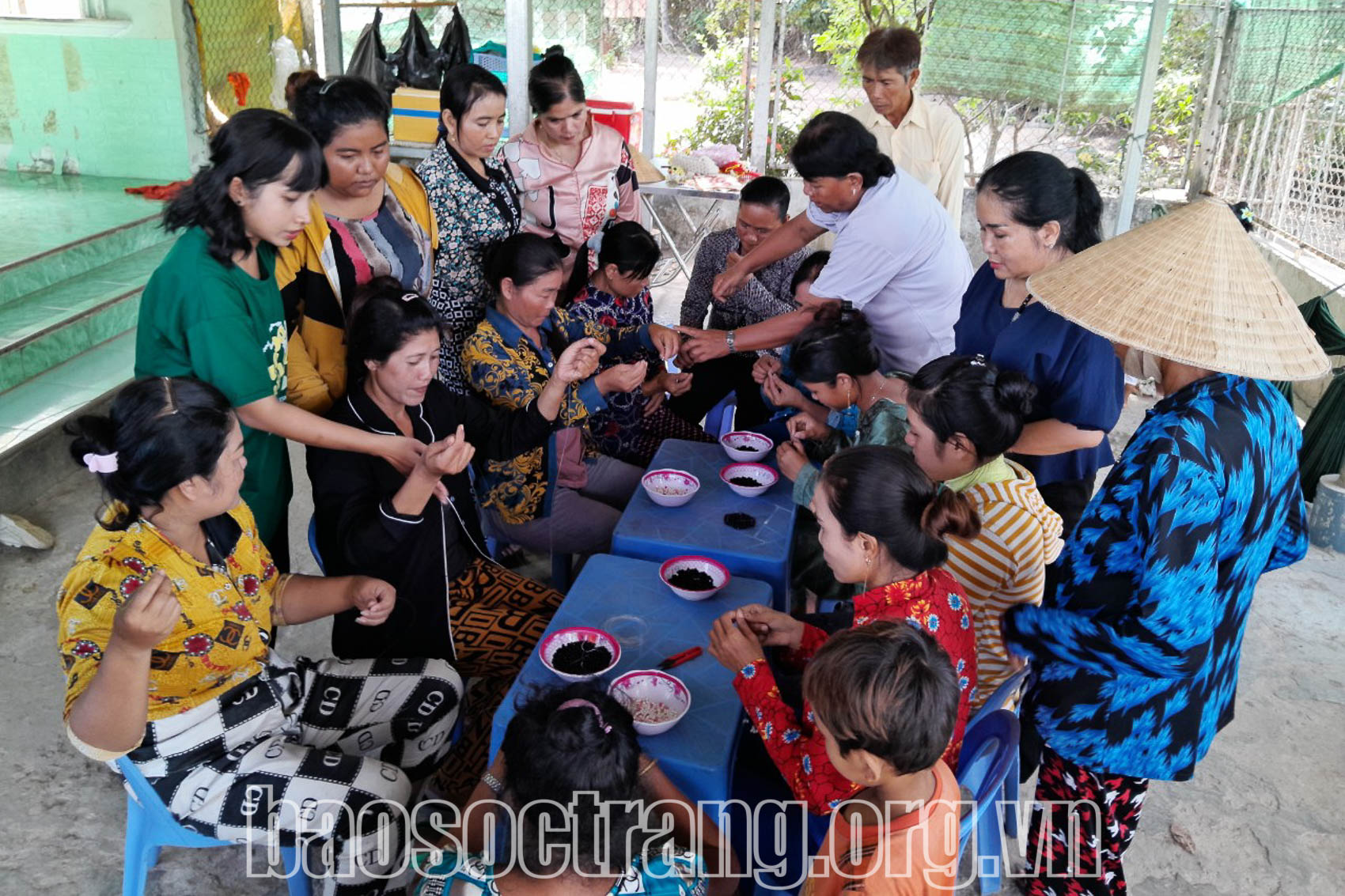 Người lao động nông thôn học kết cườm, khi thuần thục sẽ nhận nguyên liệu về nhà làm, góp phần tăng thu nhập. Ảnh: KIM NGỌC