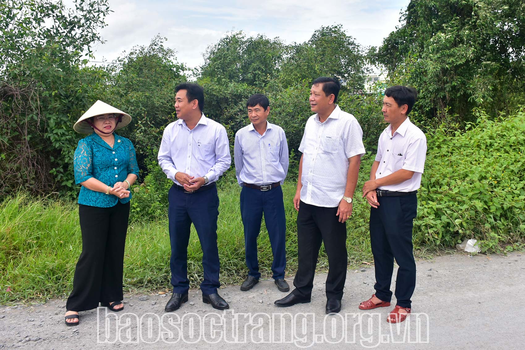 Đồng chí Hồ Thị Cẩm Đào - Phó Bí thư Thường trực Tỉnh ủy, Chủ tịch HĐND tỉnh Sóc Trăng (bìa trái) có chuyến kiểm tra thực tế tại Dự án tuyến đường trục Phát triển kinh tế Đông Tây (phường Khánh Hoà và xã Vĩnh Hiệp) Ảnh: THẠCH PÍCH