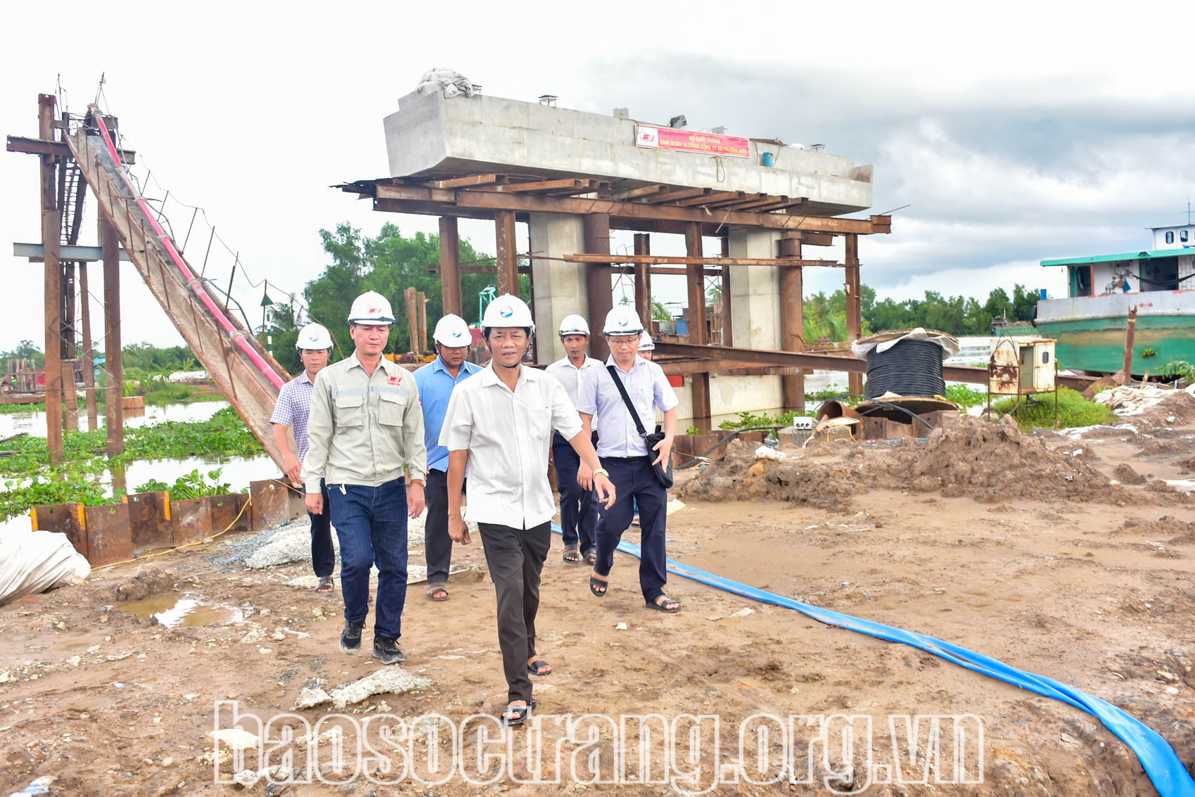 Đồng chí Lâm Văn Mẫn - Ủy viên Ban Chấp hành Trung ương Đảng, Bí thư Tỉnh ủy, Trưởng Đoàn đại biểu Quốc hội tỉnh Sóc Trăng kiểm tra thực tế Dự án thành phần 4 thuộc Dự án Đầu tư xây dựng đường bộ cao tốc Châu Đốc - Cần Thơ - Sóc Trăng giai đoạn 1, thuộc địa phận huyện Mỹ Xuyên. Ảnh: THẠCH PÍCH