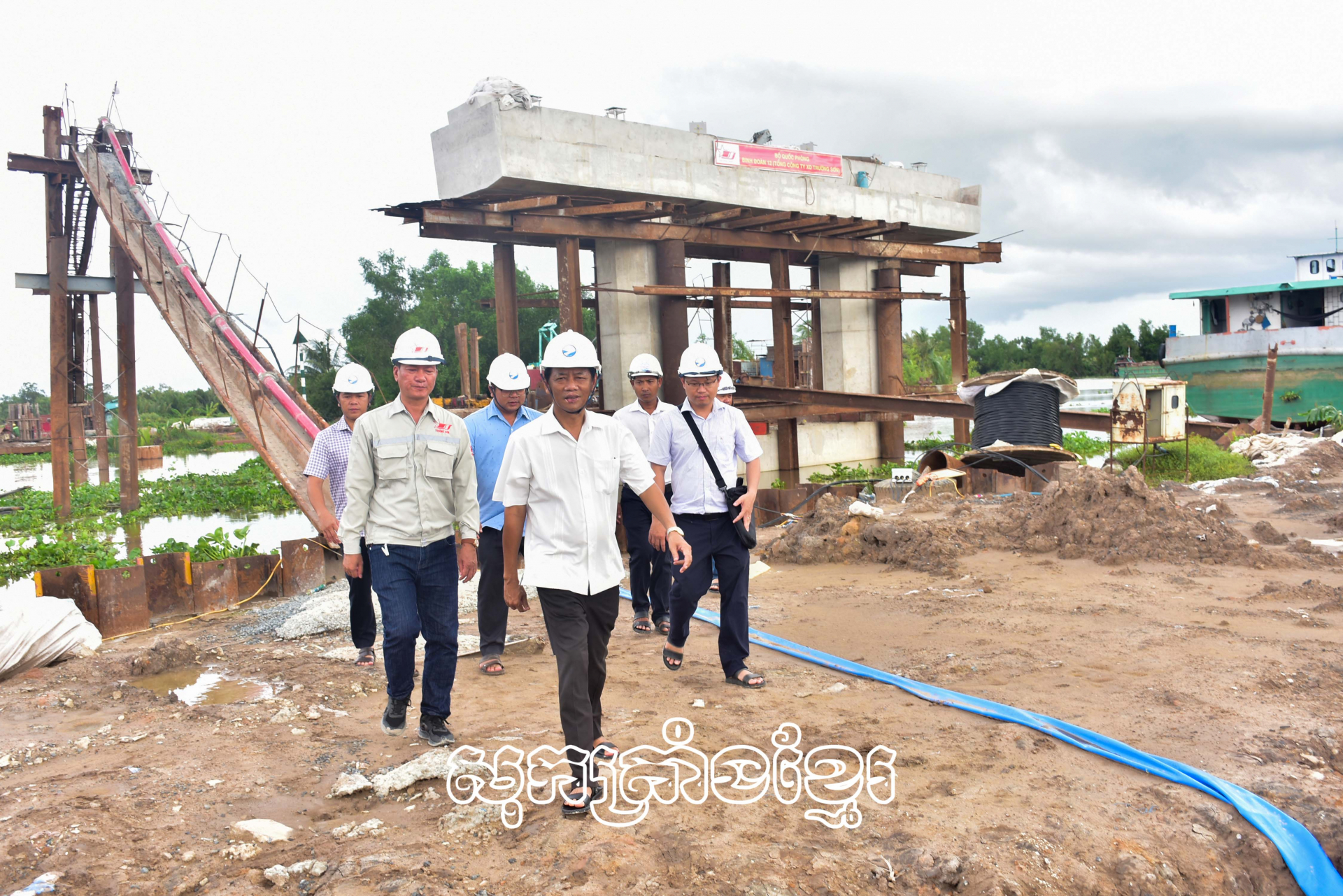 សមមិត្តឡឹមរ៉ាំងម៉ឹង-សមាជិកគណៈប្រតិបត្តិការមជ្ឈិមបក្ស លេខាបក្សខេត្ត ប្រធានក្រុមតំណាងរដ្ឋសភាខេត្តសុកត្រាំងបានទៅត្រួតពិនិត្យសំណង់គម្រោងសមភាព៤ ចំណុះគម្រោងវិនិយោគកសាងផ្លូវល្បឿនលឿនចូវដុក-កឹងធើ-សុកត្រាំងដំណាក់កាល១នៅលើភូមិដ្ឋានស្រុកមីស្វៀង