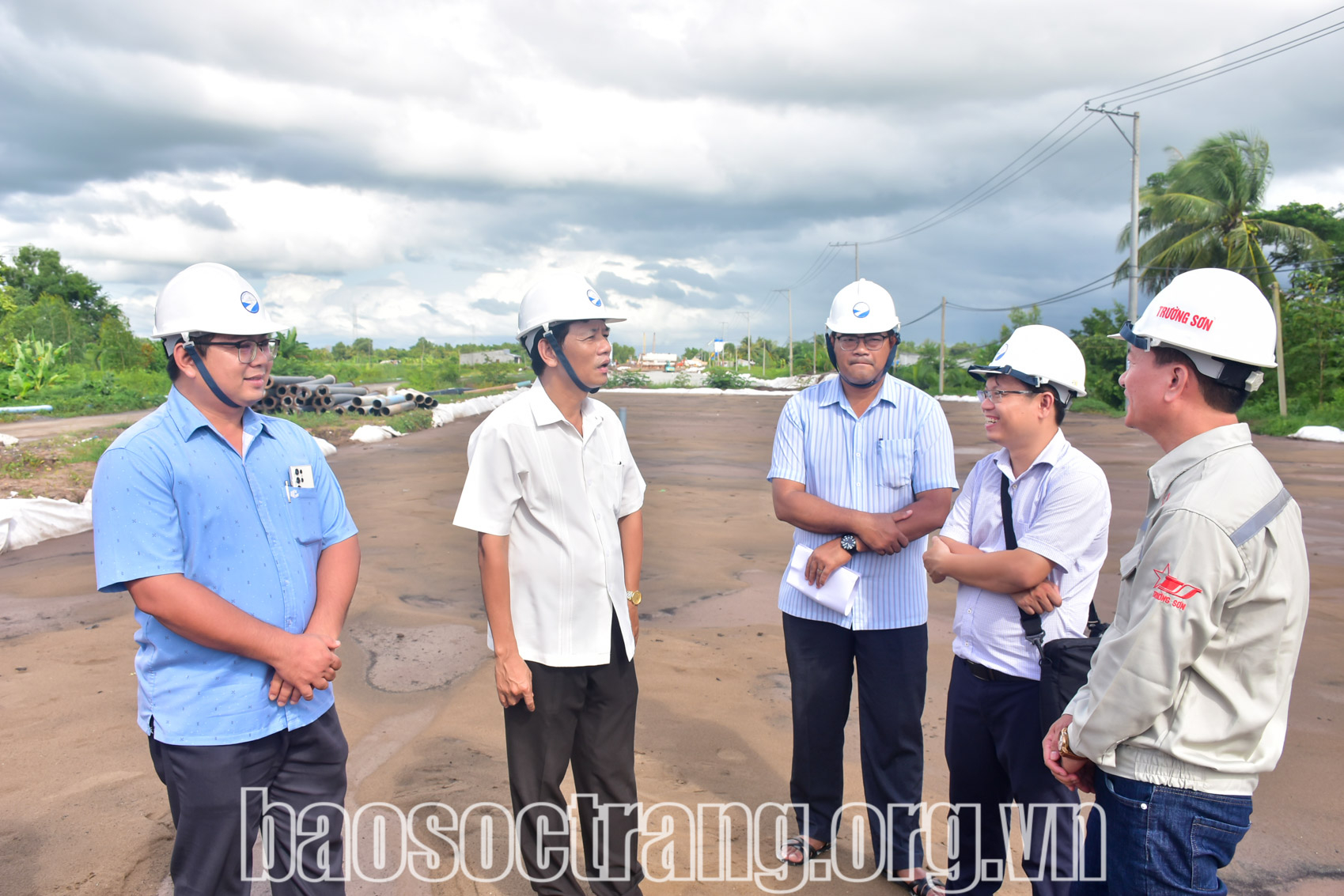 Đồng chí Lâm Văn Mẫn - Ủy viên Ban Chấp hành Trung ương Đảng, Bí thư Tỉnh ủy, Trưởng Đoàn đại biểu Quốc hội tỉnh Sóc Trăng (thứ 2 từ trái sang) kiểm tra và đề nghị nhà thầu thực hiện tăng 3 ca, 4 kíp đảm bảo đúng kế hoạch. Ảnh: THẠCH PÍCH