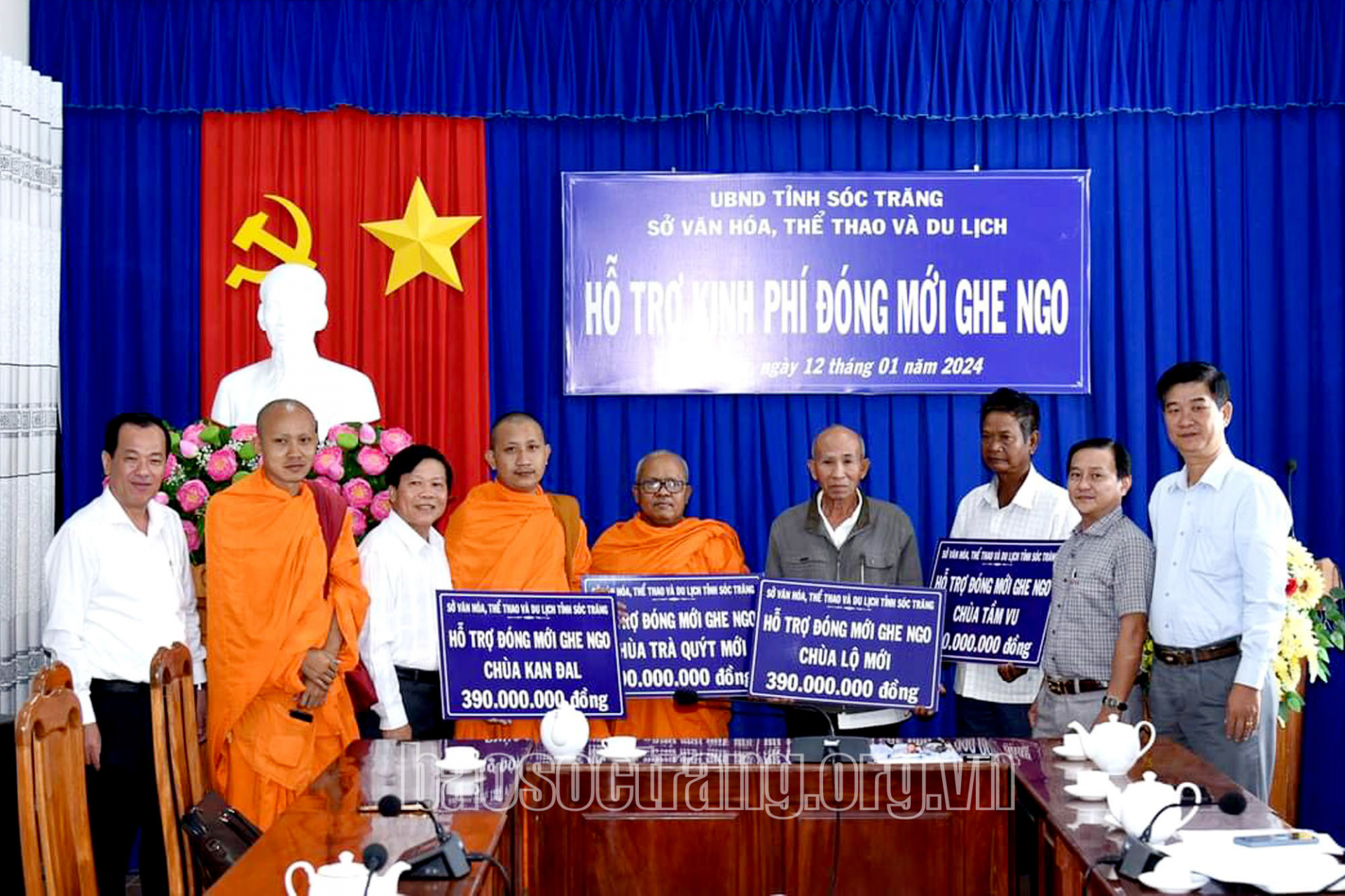 Trao tiền hỗ trợ đóng mới 4 chiếc ghe ngo