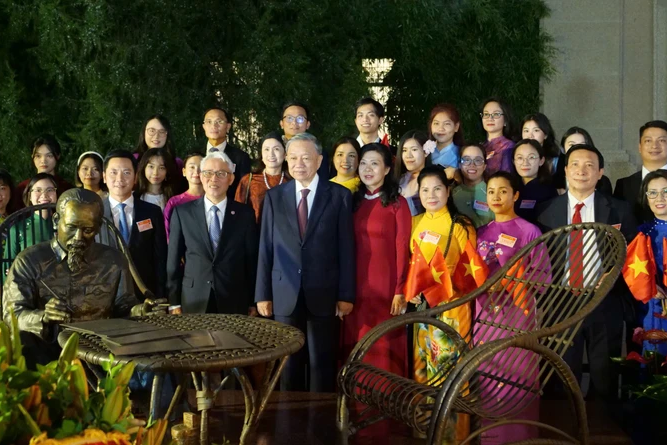 Tổng Bí thư, Chủ tịch nước Tô Lâm thăm và làm việc tại Đại sứ quán Việt Nam tại Trung Quốc