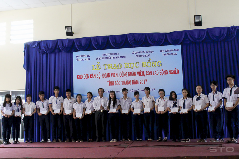 Trao học bổng cho con cán bộ, công nhân viên chức, lao động nghèo