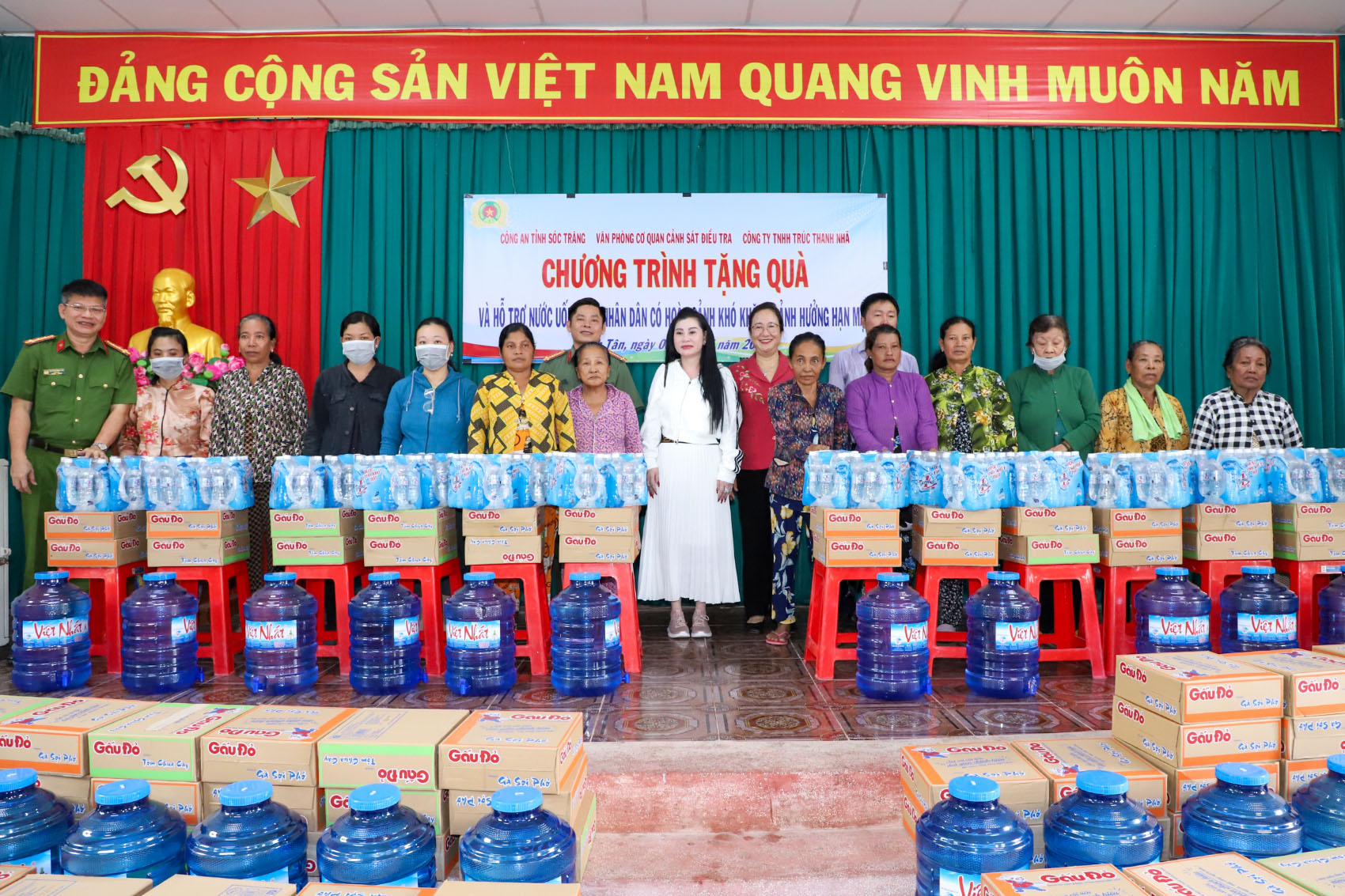 Tặng quà, hỗ trợ nước uống cho người dân có hoàn cảnh khó khăn vùng ven biển